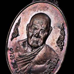 เหรียญหลวงปู่ชอบ ฐานสโม วัดป่าสัมมานุสรณ์ จังหวัดเลย รายละเอียด ** #อริยสงฆ์อันเป็นที่รักของเหล่าเทวดา *** เหรียญหลวงปู่ชอบ ฐานสโม วัดป่าสัมมานุสรณ์ จังหวัดเลย รุ่น เมตตา77 ปี 2520 เนื้อทองแดงรมดำ ท่านเป็นพระกรรมฐาน ศิษย์รุ่นแรกๆของพระอาจารย์มั่น ภูริทัตโต "หลวงปู่ชอบ ฐานสโม พระอริยเจ้าผู้ทรงอภิญญาญาน คือผู้ทรงความรู้ยิ่งในพระพุทธศาสนามีคุณสมบัติพิเศษ 6 อย่าง 1.อิทธิวิธี แสดงฤทธิ์ได้ 2.ทิพโสต หูทิพย์ 3.เจโตปริยญาณ รู้จักกำหนดใจผู้อื่น 4.บุพเพนิวาสานุสติญาณ ระลึกชาติได้ 5.ทิพจักขุ ตาทิพย์ 6.อาสวักขยญาณ รู้จักทำอาสวะให้สิ้นไป ท่านมีนิสัยชอบโดดเดี่ยวเที่ยวไปอยู่ในป่า ทำในสิ่งที่บุคคลอื่นทำได้ยาก ไม่ชอบเกี่ยวข้องกับหมู่ชนพระเณร เป็นผู้มีความองอาจเด็ดเดี่ยวอดทนเป็นเลิศ ไม่กลัวความทุกข์ยากลำบาก เสี่ยงเป็นเสี่ยงตาย กล้าได้กล้าเสียในการปราบกิเลส ถึงกับพระอาจารย์มั่นออกปากชมท่ามกลางสภาสงฆว่า “ให้ทุกองค์ภาวนาให้ได้เหมือนท่านชอบสิ ท่านองค์นี้ภาวนาไปไกลลิบเลย” ท่านสามารถแสดงธรรมและสนทนาธรรมเป็นภาษาต่างๆ ได้หมด เพียงกำหนดจิตดูว่าภาษานั้นเขาใช้พูดกันว่าอย่างไร ท่านสามารถแสดงธรรมโปรดเทวดา พญานาค ตลอดจนภพภูมิต่างๆ ได้ การธุดงค์ของท่านนับว่าโลดโผนมาก ชอบเดินทางในเวลากลางคืนหรือจวนสว่างในคืนเดือนหงาย เที่ยวไปอย่างอนาคาริกมุนีผู้ไม่มีอาลัยในโลกทั้งปวง บางคราวมีเสือลายพาดกลอนตัวใหญ่ สองตัวกระโดดล้อมหน้าล้อมหลังเอาไว้ ท่านเร่งสติสมาธิ แแผ่เมตตา กำหนดจิตเข้าข้างใน สมาธิลึกเข้าไปถึงฐานของจิต ปล่อยวางสิ่งทั้งปวง เมื่อถอนจิตออกมาปรากฏว่าเสือสองตัวได้หายไปแล้ว ครั้นหนึ่งท่านได้เดินทางไปทางอำเภอแม่ริม อำเภอแม่แตง เข้าไปหมู่บ้านกะเหรี่ยงกลางหุบเขาเพื่อโปรดพี่ชายของท่านในอดีตชาติที่รักกันมาก ท่านระลึกชาติได้ว่า เคยเกิดเป็นกะเหรี่ยงที่ประเทศพม่า มีพี่ชายคนหนึ่ง บัดนี้เขาได้มาเกิดเป็นชาวกะเหรี่ยง ชื่อว่า “เสาร์” อยู่ที่ตำบลป่ายาง บ้านผาแด่น อำเภอแม่แตง จังหวัดเชียงใหม่ ด้วยจิตเมตตาท่านจึงเดินทางไปโปรดดึงเขาเข้าสู่ทางธรรม และต่อมานายเสาร์ก็ได้บวชเป็นพระติดตามท่านจนตลอดชีวิต ท่านเล่าว่าในบางคราวหลงอยู่ในกลางป่าเป็นเวลาหลายๆวัน ท่านเป็นที่เคารพรักของเหล่าเทพยดา เดินทางจากประเทศพม่าจะเข้าสู่ไทย หลงป่าเจียนตายเพราะความหิว เทวดาได้นำอาหารทิพย์มาใส่บาตร อาหารนั้นมีรสอร่อยส่งกลิ่นหอม หายเมื่อยหายหิวไปหลายวัน ท่านทำสมาธิทั้งกลางวันกลางคืน บางคราวพายุฝนตกหนักน้ำป่าไหลหลาก ท่านต้องนั่งกอดบาตรเอาไว้จนสว่าง ท่านพบวิมุตติบรรลุธรรมชั้นสูงสุด เมื่อปี พ.ศ. 2487 พรรษาที่ 20 อายุ 43 ปี ที่ถ้ำบ้านหนองยวน ประเทศพม่า ท่านเป็นพระผู้ทรงอภิญญาสามารถล่วงรู้สิ่งที่ลึกลับที่มนุษย์ธรรมดาตามองไม่เห็น เช่น เทวบุตร เทวดา อินทร์ พรหม ยม ยักษ์ พญานาค ภูต ผี ปีศาจมากมาย แม้แต่ความรู้สึกนึกคิดภายในใจของคน ท่านก็สามารถล่วงรู้ได้ ท่านได้พบพระอาจารย์มั่น ภูริทตฺโต ณ เสนาสนะป่าบ้านสามผง อำเภอศรีสงคราม จังหวัดนครพนม หลวงปู่มั่นได้ให้โอวาทสั้นๆ ว่า “ท่านเคยภาวนามาอย่างไร ก็ให้ทำต่อไปเช่นนั้น อย่าได้หยุด ธรรม 84,000 พระธรรมขันธ์ที่พระพุทธเจ้าท่านทรงแสดงไว้นั้น มันอยู่ที่ใจเรานี่แหละ ถ้าอยากรู้อยากเห็นธรรมเหล่านั้น ก็ให้ค้นหาเอาที่ใจของท่านเอง” ในระยะที่ท่านอยู่กับหลวงปู่มั่นนั้น ท่านได้รับความไว้วางใจและมอบหมาย ให้ช่วยดูแลพระเณรที่คิดอะไรนอกลู่นอกทาง ไม่ถูกต้องตามครรลองของผู้ทรงศีลธรรม ท่านก็จะตักเตือน เป็นที่ทราบกันดีในหมู่ลูกศิษย์หลวงปู่มั่นว่า ท่านมีความรู้ภายในว่องไวไม่แพ้หลวงปู่มั่น พระเณรทั้งหลายจึงเกรงกลัวท่านมาก และท่านก็ยังสามารถระลึกชาติรู้อดีตชาติของท่านเองว่าเคยเกิดเป็นอะไรมาบ้าง เช่น เคยเกิดเป็นพระภิกษุรักษาศีลอยู่กับพระอนุรุทธะ เคยเป็นสามเณรน้อยลูกศิษย์พระมหากัสสปะ เคยเกิดเป็นท้าวมหาพรหมในพรหมโลกและเป็นสัตว์หลายชนิดอีกด้วย หลวงปู่ชอบท่านบำเพ็ญภาวนาอยู่ตามป่าตามเขา ส่วนมากทางภาคเหนือหลายพื้นที่รวมถึงประเทศพม่าด้วย ปีพุทธศักราช 2489 ขณะท่องเที่ยวธุดงค์อยู่ทางภาคเหนือ สหธรรมมิกคือหลวงปู่ขาว อนาลโย ชวนท่านกลับมาอีสานท่านจึงได้มาจำพรรษาที่ป่าช้าหินโง้น ปัจจุบันคือ วัดป่าโคกมน ปีพุทธศักราช 2501 มีชาวบ้านถวายที่สร้างวัดกว่าร้อยไร่ ท่านจึงได้รับสร้างเป็นวัดขึ้นมา ปัจจุบันคือ วัดป่าสัมมานุสรณ์ ท่านได้อยู่จำพรรษาที่นี่เรื่อยมาจวบจนวาระสุดท้ายของท่าน"