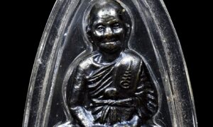 รายละเอียดสินค้า พระรูปหล่อปั้ม หลวงปู่ผาด วัดบ้านกรวด รุ่นแรก รุ่น มหาสิทธิโชค เป็นพระเครื่องเนื้อนวะดำ ๆ เงา ๆ วิ้ง ๆ ดูเข้มขลัง มีพลังอย่างยิ่ง จำนวนจัดสร้างเพียง 200 องค์ เท่านั้น ออกที่วัดหนองน้ำขุ่น ผ่านพิธีปลุกเสกที่ยิ่งใหญ่และเข้มขลัง มีใบอนุญาตจัดสร้างอย่างชัดเจน จำนวนการสร้างในแต่ละเนื้อน้อยมาก ทำให้พระรุ่นนี้มีความหายากและน่าสะสม จุดเด่น เนื้อนวะคุณภาพดี เงางาม พิธีปลุกเสกยิ่งใหญ่โดยหลวงปู่ผาดและพระเกจิชื่อดัง เหมาะสำหรับนักสะสมและผู้ที่ชื่นชอบพระเครื่องหายาก เป็นพระที่น่าศึกษาประวัติและเก็บสะสมเพราะมีคุณค่าทางจิตใจและความศรัทธา