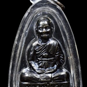 รายละเอียดสินค้า พระรูปหล่อปั้ม หลวงปู่ผาด วัดบ้านกรวด รุ่นแรก รุ่น มหาสิทธิโชค เป็นพระเครื่องเนื้อนวะดำ ๆ เงา ๆ วิ้ง ๆ ดูเข้มขลัง มีพลังอย่างยิ่ง จำนวนจัดสร้างเพียง 200 องค์ เท่านั้น ออกที่วัดหนองน้ำขุ่น ผ่านพิธีปลุกเสกที่ยิ่งใหญ่และเข้มขลัง มีใบอนุญาตจัดสร้างอย่างชัดเจน จำนวนการสร้างในแต่ละเนื้อน้อยมาก ทำให้พระรุ่นนี้มีความหายากและน่าสะสม จุดเด่น เนื้อนวะคุณภาพดี เงางาม พิธีปลุกเสกยิ่งใหญ่โดยหลวงปู่ผาดและพระเกจิชื่อดัง เหมาะสำหรับนักสะสมและผู้ที่ชื่นชอบพระเครื่องหายาก เป็นพระที่น่าศึกษาประวัติและเก็บสะสมเพราะมีคุณค่าทางจิตใจและความศรัทธา