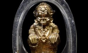 หนุมานหลวงปู่ผาด ฐิติปัญโญ ออกวัดปราสาททอง จ.บุรีรัมย์ หนุมานหลวงปู่ผาด ฐิติปัญโญ วัดปราสาททอง รุ่นปัญญาวัฒน์ ที่ระลึกง านปิดทองฝังลูกนิมิต วัดปราสาททอง ๒๖ ธันวาคม ๒๕๕๕ - ๓ มกราคม ๒๕๕๖ จัดสร้างเพียงเนื้อเดียว คือ เนื้อทองเหลือง (มีรมดำบางส่วน) จำนวนจัดสร้าง ๒๐๐๐ ตน พิธีพุทธาภิเษก 26 ธันวาคม 2555 อธิษฐานจิตโดย หลวงปู่ผาด ฐิติปัญโญ วัดบ้านกรวด อ.บ้านกรวด จ.บุรีรัมย์ หลวงปู่อุทัย วัดตาด่าน อ.ประโคนชัย จ.บุรีรัมย์ หลวงพ่อเมียน วัดบ้านจะเนียง อ.กระสัง จ.บุรีรัมย์ หลวงปู่คีย์ วัดศรีลำยอง อ.ปราสาท จ.สุรินทร์ หลวงพ่อแดง วัดตลาดนิคม อ.บ้านกรวด จ.บุรีรัมย์ หนุมาน ถือว่าเป็นที่นิยมสำหรับผู้ศรัทธาจากอดีตจวบจนปัจจุบัน เนื่องด้วยมีอานุภาพด้านคงกระพัน แคล้วคลาด ป้องกัน และมีพละกำลังที่มหาศาล ทำให้โบราณจารย์ถือเอาคติหนุมาน (ที่ปรากฏในเรื่องรามเกียรติ์) มาสร้างเป็นเครื่องรางด้วยวัสดุต่างๆ แล้วปลุกเสก ลงคาถา เพื่อให้หนุมานมีอำนาจ มีอานุภาพ ประดุจมีชีวิตเครื่องรางหนุมานเริ่มสร้างกันอย่างแพร่หลาย โดยเฉพาะพระเกจิอาจารย์ที่มีชื่อเสียงต่างๆ ซึ่งการสร้างหนุมานนั้น ก็จะใช้วัสดุที่ต่างกันไป อาจจะเป็นงาช้างแกะ ไม้มงคลที่หายากนำมาแกะสลัก หรือ โลหะต่างๆ เนื้อทองเหลือง เนื้อผง เป็นต้น มีอานุภาพด้านคงกระพัน ป้องกันภัยที่ยอดเยี่ยม หรือ หนุมานบางรุ่นก็จะโดดเด่นทั้งด้านคงกระพัน และมหาเมตตา มหาเสน่ห์อีกด้วย หนุมานเป็นบุตรของ พระพาย กับนางสวาหะ มีกำเนิดมาจากเทพ มีอาวุธของพระอิศวรได้แก่ จักร สังข์ คฑา ตรีศูล หนุมานมีเขี้ยวแก้ว กุณฑล ขนเพชร สามารถแผลงฤทธิ์ แปลงกายขยายร่างกายให้ใหญ่โตได้ ยืดหางให้ยาว หายตัวได้ อยู่ยงคงกระพันชาตรี หนุมานยังได้ชื่อว่าเป็นอมตะ คือไม่มีวันตาย โดนอาวุธตาย พอลมมาถูกร่างก็ฟื้นทันทีด้วยอำนาจของพระพายผู้เป็นบิดา หนุมานทำอะไรก็สำเร็จ รบกับใครก็ชนะ มีเมตตามหาเสน่ห์อยู่ในตัว อาวุธประจำกายคือ ตรีเพชร (สามง่าม) บุคลิกของหนุมานเปรียบเสมือนตัวแทนของชายหนุ่มทั่วไป คือรูปงาม นิสัยเจ้าชู้ และมีเมียมาก โบราณจารย์ที่มีความรู้ความเชี่ยวชาญ มักจะสร้างเครื่องรางของขลังเป็นรูปหนุมาน ถือว่าเป็นทั้งศาสตร์ และศิลป์ผสมผสานอย่างสอดคล้องและกลมกลืนกัน