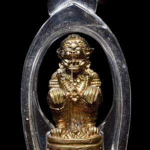 หนุมานหลวงปู่ผาด ฐิติปัญโญ ออกวัดปราสาททอง จ.บุรีรัมย์ หนุมานหลวงปู่ผาด ฐิติปัญโญ วัดปราสาททอง รุ่นปัญญาวัฒน์ ที่ระลึกง านปิดทองฝังลูกนิมิต วัดปราสาททอง ๒๖ ธันวาคม ๒๕๕๕ - ๓ มกราคม ๒๕๕๖ จัดสร้างเพียงเนื้อเดียว คือ เนื้อทองเหลือง (มีรมดำบางส่วน) จำนวนจัดสร้าง ๒๐๐๐ ตน พิธีพุทธาภิเษก 26 ธันวาคม 2555 อธิษฐานจิตโดย หลวงปู่ผาด ฐิติปัญโญ วัดบ้านกรวด อ.บ้านกรวด จ.บุรีรัมย์ หลวงปู่อุทัย วัดตาด่าน อ.ประโคนชัย จ.บุรีรัมย์ หลวงพ่อเมียน วัดบ้านจะเนียง อ.กระสัง จ.บุรีรัมย์ หลวงปู่คีย์ วัดศรีลำยอง อ.ปราสาท จ.สุรินทร์ หลวงพ่อแดง วัดตลาดนิคม อ.บ้านกรวด จ.บุรีรัมย์ หนุมาน ถือว่าเป็นที่นิยมสำหรับผู้ศรัทธาจากอดีตจวบจนปัจจุบัน เนื่องด้วยมีอานุภาพด้านคงกระพัน แคล้วคลาด ป้องกัน และมีพละกำลังที่มหาศาล ทำให้โบราณจารย์ถือเอาคติหนุมาน (ที่ปรากฏในเรื่องรามเกียรติ์) มาสร้างเป็นเครื่องรางด้วยวัสดุต่างๆ แล้วปลุกเสก ลงคาถา เพื่อให้หนุมานมีอำนาจ มีอานุภาพ ประดุจมีชีวิตเครื่องรางหนุมานเริ่มสร้างกันอย่างแพร่หลาย โดยเฉพาะพระเกจิอาจารย์ที่มีชื่อเสียงต่างๆ ซึ่งการสร้างหนุมานนั้น ก็จะใช้วัสดุที่ต่างกันไป อาจจะเป็นงาช้างแกะ ไม้มงคลที่หายากนำมาแกะสลัก หรือ โลหะต่างๆ เนื้อทองเหลือง เนื้อผง เป็นต้น มีอานุภาพด้านคงกระพัน ป้องกันภัยที่ยอดเยี่ยม หรือ หนุมานบางรุ่นก็จะโดดเด่นทั้งด้านคงกระพัน และมหาเมตตา มหาเสน่ห์อีกด้วย หนุมานเป็นบุตรของ พระพาย กับนางสวาหะ มีกำเนิดมาจากเทพ มีอาวุธของพระอิศวรได้แก่ จักร สังข์ คฑา ตรีศูล หนุมานมีเขี้ยวแก้ว กุณฑล ขนเพชร สามารถแผลงฤทธิ์ แปลงกายขยายร่างกายให้ใหญ่โตได้ ยืดหางให้ยาว หายตัวได้ อยู่ยงคงกระพันชาตรี หนุมานยังได้ชื่อว่าเป็นอมตะ คือไม่มีวันตาย โดนอาวุธตาย พอลมมาถูกร่างก็ฟื้นทันทีด้วยอำนาจของพระพายผู้เป็นบิดา หนุมานทำอะไรก็สำเร็จ รบกับใครก็ชนะ มีเมตตามหาเสน่ห์อยู่ในตัว อาวุธประจำกายคือ ตรีเพชร (สามง่าม) บุคลิกของหนุมานเปรียบเสมือนตัวแทนของชายหนุ่มทั่วไป คือรูปงาม นิสัยเจ้าชู้ และมีเมียมาก โบราณจารย์ที่มีความรู้ความเชี่ยวชาญ มักจะสร้างเครื่องรางของขลังเป็นรูปหนุมาน ถือว่าเป็นทั้งศาสตร์ และศิลป์ผสมผสานอย่างสอดคล้องและกลมกลืนกัน