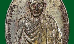 เหรียญ มทบ.7 ค่ายสุรศักดิ์มนตรี หลวงพ่อเกษม เขมโก ปี 2518 เนื้อนวะพรายเงิน มณฑลทหารบกที7 ได้เป็นผู้จัดส้างขึ้น และนำออกให้บูชา เมื่อวันที่ 1 มกราคม 2518โดยมีหลวงพ่อเกษม เขมโก เป็นผู้ปลุกเสกให้เมื่อ 29ธันวาคม 2517 แต่เหรียญรุ่น มทบ.7 นี้รู้สึกว่าจะจัดสร้างให้เพื่อทหาร ได้ไว้ใช้กันเป็นส่วนใหญ่ เพระเปิดจองกันในค่าย มทบ.7 อีกทั้งให้ทหารมีการจับจองกันโดยทั่วถึง เพราะชำระด้วยเงินผ่อน ดังนั้นทหารค่ายมทบ.7 จึงมีโอกาศมีเหรียญนี้กันเป็นส่วนมาก สร้าง 4 เนื้อ คือ 1.ทองคำ สร้างจำนวน 64 เหรียญ 2.เนื้อเงิน สร้างจำนวน 2518 เหรียญ 3.เนื้อนวโลหะ สร้างจำนวน 10,000 เหรียญ 4.เนื้อทองแดง สร้างประมาณ 12,518 เหรียญ เหรียญนี้สวยผิวเดิมๆ ครับ