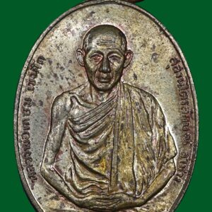 เหรียญ มทบ.7 ค่ายสุรศักดิ์มนตรี หลวงพ่อเกษม เขมโก ปี 2518 เนื้อนวะพรายเงิน มณฑลทหารบกที7 ได้เป็นผู้จัดส้างขึ้น และนำออกให้บูชา เมื่อวันที่ 1 มกราคม 2518โดยมีหลวงพ่อเกษม เขมโก เป็นผู้ปลุกเสกให้เมื่อ 29ธันวาคม 2517 แต่เหรียญรุ่น มทบ.7 นี้รู้สึกว่าจะจัดสร้างให้เพื่อทหาร ได้ไว้ใช้กันเป็นส่วนใหญ่ เพระเปิดจองกันในค่าย มทบ.7 อีกทั้งให้ทหารมีการจับจองกันโดยทั่วถึง เพราะชำระด้วยเงินผ่อน ดังนั้นทหารค่ายมทบ.7 จึงมีโอกาศมีเหรียญนี้กันเป็นส่วนมาก สร้าง 4 เนื้อ คือ 1.ทองคำ สร้างจำนวน 64 เหรียญ 2.เนื้อเงิน สร้างจำนวน 2518 เหรียญ 3.เนื้อนวโลหะ สร้างจำนวน 10,000 เหรียญ 4.เนื้อทองแดง สร้างประมาณ 12,518 เหรียญ เหรียญนี้สวยผิวเดิมๆ ครับ