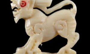 สิงห์งาแกะ หลวงพ่อมุ่ย วัดดอนไร่ จังหวัดสุพรรณบุรี  ศิลป์หายาก ขวัญเลข ๑ แกะ | ขนาดประมาณ 1.5 ซม.