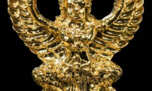 ครุฑมหาโชค รุ่นมีแล้วรวย อาจารย์วราห์ วัดโพธิทอง ปี 2563 เนื้อกะไหล่ทอง ตอกโค้ด ว กงจักร ครุฑมหาโชค รุ่นมีแล้วรวย อาจารย์วราห์ วัดโพธิทอง ปี 2563 เนื้อกะไหล่ทอง เป็นหนึ่งในวัตถุมงคลสายพญาครุฑที่ได้รับความนิยมสูง ด้วยความหมายมงคลด้าน อำนาจ บารมี เมตตามหานิยม โชคลาภ และความมั่งคั่งร่ำรวย เหมาะสำหรับผู้ที่ต้องการเสริมดวงการงาน การค้า และความเจริญรุ่งเรืองในชีวิต รายละเอียดวัตถุมงคล ชื่อรุ่น : ครุฑมหาโชค รุ่นมีแล้วรวย เกจิผู้สร้าง : อาจารย์วราห์ วัด : วัดโพธิทอง บางมด กรุงเทพมหานคร ปีสร้าง : พ.ศ. 2563 เนื้อ : กะไหล่ทอง โค้ด : ตอกโค้ด “ว” และกงจักร สภาพ : พร้อมกล่องเดิมจากวัด ที่มาของการจัดสร้าง ครุฑรุ่นนี้จัดสร้างขึ้นจาก แผ่นจารและชนวนมวลสารเก่า ซึ่งเป็นมวลสารที่พระเกจิคณาจารย์ได้จารอักขระมอบไว้ให้กับทาง พระอาจารย์อิฎฐ์ เพื่อนำไปจัดสร้างวัตถุมงคล หาทุนบูรณะเจดีย์ และเป็นทุนการศึกษาของพระภิกษุ–สามเณร วัดศรีบัวบาน พิธีปลุกเสกประกอบด้วย หลวงพ่อวราห์ วัดโพธิทอง พระเกจิคณาจารย์หลายรูป ร่วมกันนั่งปรก อธิษฐานจิตอย่างเข้มขลัง อำนาจและบารมีองค์พญาครุฑ พญาครุฑถือเป็นสัตว์กายสิทธิ์ชั้นสูง มีฤทธิ์เดชและบารมีอันยิ่งใหญ่ ตามคติความเชื่อ อำนาจของพญาครุฑสามารถจำแนกได้ 8 ประการหลัก ได้แก่ มหาอำนาจ สิทธิอำนาจอันเฉียบขาด ลบล้างอาถรรพ์ คุณไสย และสิ่งอัปมงคล ส่งเสริมความเจริญรุ่งเรือง ยศตำแหน่ง หน้าที่การงาน คุ้มครอง ป้องกันภัย ให้แคล้วคลาด เมตตามหานิยม เป็นที่รักใคร่ นำความร่มเย็นเป็นสุข ส่งเสริมโชคลาภ การค้า การเงิน ป้องกันสัตว์ร้าย ภูตผี และอสรพิษ พุทธคุณเด่น ครุฑหลวงพ่อวราห์ วัดโพธิทอง ได้รับการยอมรับว่า “ดีครบทุกด้าน” โดยเฉพาะ เมตตามหานิยม การงานก้าวหน้า เลื่อนตำแหน่ง ค้าขายร่ำรวย ธุรกิจเจริญ ป้องกันภัย เสริมบารมีผู้นำ สามารถบูชาได้ ทุกเพศ ทุกวัย ทุกวันเกิด ไม่จำกัดนักษัตร ประวัติการสร้างครุฑ หลวงพ่อวราห์ วัดโพธิทอง หลวงพ่อวราห์เริ่มจัดสร้างพญาครุฑตั้งแต่ปี พ.ศ. 2536 เป็นต้นมา โดยมีรุ่นสำคัญที่ได้รับความนิยม เช่น รุ่นล้างอาถรรพ์ ปี 36 รุ่นโคตรรวย ปี 37 รุ่นมหาบารมีปลดหนี้ ปี 38 รุ่นมีแล้วรวย / ถุงเงินถุงทอง รุ่นมั่งมีศรีสุข รุ่นมหาเศรษฐี รุ่นเปิดขุมทรัพย์ รุ่นยันต์มงคลจักรวาล รุ่นเจ้าสัว รุ่นตราฉลองสิริราชสมบัติครบ 50 ปี ร.9 ครุฑทุกรุ่นล้วนได้รับความนิยมในสายผู้บูชาพญาครุฑอย่างต่อเนื่อง คำบูชาพญาครุฑ (ฉบับวัดโพธิทอง) ตั้งนะโม 3 จบ คะรุปิจะ กิติมันตัง มะอะอุ โอมพญาครุฑ รุจ รุจ แล้วรวย นะได้เงิน นะได้ทอง นะได้ทรัพย์ นะเมตตา นะล้างอาถรรพ์ นะเจริญ นะมั่นคง อธิฐามิ บริการรับเช่าพระเครื่อง ทางร้าน รับเช่าพระเครื่องแท้ เครื่องราง และวัตถุมงคลสายพญาครุฑ รวมถึงครุฑหลวงพ่อวราห์ วัดโพธิทอง ทุกรุ่น ให้ราคายุติธรรม อ้างอิงตลาดจริง ตรวจสอบแท้–เก๊ ด้วยประสบการณ์ตรง รับฝากขายพระเครื่อง รับจัดหาพระเครื่องตามงบและวัตถุประสงค์ เน้นความซื่อสัตย์ ความแท้ และความเคารพในศรัทธา สรุป ครุฑมหาโชค รุ่นมีแล้วรวย อาจารย์วราห์ ปี 2563 เป็นวัตถุมงคลที่รวมทั้ง พุทธคุณ ✔ บารมี ✔ ความงดงาม ✔ และความนิยมในตลาด ✔ เหมาะสำหรับผู้ที่ต้องการเสริมอำนาจ วาสนา การงาน และความมั่งคั่งอย่างแท้จริง