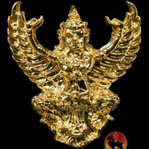 ครุฑมหาโชค รุ่นมีแล้วรวย อาจารย์วราห์ วัดโพธิทอง ปี 2563 เนื้อกะไหล่ทอง ตอกโค้ด ว กงจักร ครุฑมหาโชค รุ่นมีแล้วรวย อาจารย์วราห์ วัดโพธิทอง ปี 2563 เนื้อกะไหล่ทอง เป็นหนึ่งในวัตถุมงคลสายพญาครุฑที่ได้รับความนิยมสูง ด้วยความหมายมงคลด้าน อำนาจ บารมี เมตตามหานิยม โชคลาภ และความมั่งคั่งร่ำรวย เหมาะสำหรับผู้ที่ต้องการเสริมดวงการงาน การค้า และความเจริญรุ่งเรืองในชีวิต รายละเอียดวัตถุมงคล ชื่อรุ่น : ครุฑมหาโชค รุ่นมีแล้วรวย เกจิผู้สร้าง : อาจารย์วราห์ วัด : วัดโพธิทอง บางมด กรุงเทพมหานคร ปีสร้าง : พ.ศ. 2563 เนื้อ : กะไหล่ทอง โค้ด : ตอกโค้ด “ว” และกงจักร สภาพ : พร้อมกล่องเดิมจากวัด ที่มาของการจัดสร้าง ครุฑรุ่นนี้จัดสร้างขึ้นจาก แผ่นจารและชนวนมวลสารเก่า ซึ่งเป็นมวลสารที่พระเกจิคณาจารย์ได้จารอักขระมอบไว้ให้กับทาง พระอาจารย์อิฎฐ์ เพื่อนำไปจัดสร้างวัตถุมงคล หาทุนบูรณะเจดีย์ และเป็นทุนการศึกษาของพระภิกษุ–สามเณร วัดศรีบัวบาน พิธีปลุกเสกประกอบด้วย หลวงพ่อวราห์ วัดโพธิทอง พระเกจิคณาจารย์หลายรูป ร่วมกันนั่งปรก อธิษฐานจิตอย่างเข้มขลัง อำนาจและบารมีองค์พญาครุฑ พญาครุฑถือเป็นสัตว์กายสิทธิ์ชั้นสูง มีฤทธิ์เดชและบารมีอันยิ่งใหญ่ ตามคติความเชื่อ อำนาจของพญาครุฑสามารถจำแนกได้ 8 ประการหลัก ได้แก่ มหาอำนาจ สิทธิอำนาจอันเฉียบขาด ลบล้างอาถรรพ์ คุณไสย และสิ่งอัปมงคล ส่งเสริมความเจริญรุ่งเรือง ยศตำแหน่ง หน้าที่การงาน คุ้มครอง ป้องกันภัย ให้แคล้วคลาด เมตตามหานิยม เป็นที่รักใคร่ นำความร่มเย็นเป็นสุข ส่งเสริมโชคลาภ การค้า การเงิน ป้องกันสัตว์ร้าย ภูตผี และอสรพิษ พุทธคุณเด่น ครุฑหลวงพ่อวราห์ วัดโพธิทอง ได้รับการยอมรับว่า “ดีครบทุกด้าน” โดยเฉพาะ เมตตามหานิยม การงานก้าวหน้า เลื่อนตำแหน่ง ค้าขายร่ำรวย ธุรกิจเจริญ ป้องกันภัย เสริมบารมีผู้นำ สามารถบูชาได้ ทุกเพศ ทุกวัย ทุกวันเกิด ไม่จำกัดนักษัตร ประวัติการสร้างครุฑ หลวงพ่อวราห์ วัดโพธิทอง หลวงพ่อวราห์เริ่มจัดสร้างพญาครุฑตั้งแต่ปี พ.ศ. 2536 เป็นต้นมา โดยมีรุ่นสำคัญที่ได้รับความนิยม เช่น รุ่นล้างอาถรรพ์ ปี 36 รุ่นโคตรรวย ปี 37 รุ่นมหาบารมีปลดหนี้ ปี 38 รุ่นมีแล้วรวย / ถุงเงินถุงทอง รุ่นมั่งมีศรีสุข รุ่นมหาเศรษฐี รุ่นเปิดขุมทรัพย์ รุ่นยันต์มงคลจักรวาล รุ่นเจ้าสัว รุ่นตราฉลองสิริราชสมบัติครบ 50 ปี ร.9 ครุฑทุกรุ่นล้วนได้รับความนิยมในสายผู้บูชาพญาครุฑอย่างต่อเนื่อง คำบูชาพญาครุฑ (ฉบับวัดโพธิทอง) ตั้งนะโม 3 จบ คะรุปิจะ กิติมันตัง มะอะอุ โอมพญาครุฑ รุจ รุจ แล้วรวย นะได้เงิน นะได้ทอง นะได้ทรัพย์ นะเมตตา นะล้างอาถรรพ์ นะเจริญ นะมั่นคง อธิฐามิ บริการรับเช่าพระเครื่อง ทางร้าน รับเช่าพระเครื่องแท้ เครื่องราง และวัตถุมงคลสายพญาครุฑ รวมถึงครุฑหลวงพ่อวราห์ วัดโพธิทอง ทุกรุ่น ให้ราคายุติธรรม อ้างอิงตลาดจริง ตรวจสอบแท้–เก๊ ด้วยประสบการณ์ตรง รับฝากขายพระเครื่อง รับจัดหาพระเครื่องตามงบและวัตถุประสงค์ เน้นความซื่อสัตย์ ความแท้ และความเคารพในศรัทธา สรุป ครุฑมหาโชค รุ่นมีแล้วรวย อาจารย์วราห์ ปี 2563 เป็นวัตถุมงคลที่รวมทั้ง พุทธคุณ ✔ บารมี ✔ ความงดงาม ✔ และความนิยมในตลาด ✔ เหมาะสำหรับผู้ที่ต้องการเสริมอำนาจ วาสนา การงาน และความมั่งคั่งอย่างแท้จริง