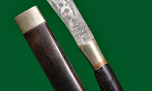 มีดหมอหลวงปู่ผาด วัดบ้านกรวด พรายพยัคฆ์ (สมิง) หมายเลข 22 จัดสร้างเพียง 56 เล่ม มีดหมอพรายพยัคฆ์ (สมิง) ขนาดใบมีดยาวประมาณ 7 นิ้ว ตอกโค้ด “สะ” และกำกับหมายเลขไว้ที่ใบมีดทุกเล่ม เล่มนี้หมายเลข 22 มีดหมอรุ่นนี้จัดสร้างโดย อาจารย์ชินพร เพื่อมอบแก่ผู้ร่วมเป็นเจ้าภาพ ในพิธีไหว้ครูบูรพาจารย์ หลวงพ่อสร้อย ปีพุทธศักราช 2556 ณ วัดเลียบราษฎร์บำรุง เข้าพิธีปลุกเสกวาระเดียวกับ พระขุนแผนพรายสัตตมาส สาริกาจับปากโลง ซึ่งถือเป็นวาระสำคัญของสายพรายโดยแท้ มวลสารอาถรรพย์ภายในด้าม ด้ามมีดบรรจุมวลสารอาถรรพย์ชั้นสูงตามสายพระเวทย์ ได้แก่ เส้นผมพรายหลวงพ่อสร้อย ขนหมี (ตามเคล็ดหลวงพ่อเดิม) น้ำมันโสฬสวังหน้า จากอาจารย์เชาว์ น้ำมันเสือหลวงพ่อสาคร ผงพรายปัญจขันธ์ ผงกะลาตาเดียว ผงเชือกปะกำช้าง น้ำมันพรายผีแม่ส้ม และผงอาถรรพย์เวทย์ต่าง ๆ อีกหลายรายการ พิธีปลุกเสก มีดหมอพรายพยัคฆ์รุ่นนี้ เข้าพิธีปลุกเสกตามสายพระเวทย์ ณ วัดละหารไร่ จังหวัดระยอง โดยพระคณาจารย์ศิษย์สายหลวงปู่ทิม ได้แก่ หลวงพ่อสิน วัดละหารใหญ่ หลวงพ่อสาคร วัดหนองกลับ หลวงพ่อแจ่ม วัดสำเภาทอง หลวงพ่อเชย วัดละหารไร่ และยังได้รับเมตตาจาก หลวงพ่อเพี้ยน อัคคธัมโม จอมขมังเวทย์แห่งเมืองละโว้ ที่สำคัญที่สุด มีดหมอรุ่นนี้ได้รับการปลุกเสกโดยตรงจาก หลวงปู่ผาด พระอริยะสงฆ์แห่งวัดบ้านกรวด ซึ่งท่านได้ปลุกเสกมีดหมอพรายพยัคฆ์ และมีดอาคมรุ่นนี้ด้วยตนเอง พุทธคุณตามสายอาคม เด่นด้าน ปราบคุณไสย กันผี กันพราย คุ้มครองป้องกันภัย เสริมอำนาจบารมี เมตตา เกรงขาม เหมาะสำหรับ ผู้ศึกษาสายอาคม นักสะสมเครื่องรางของแรง ผู้ศรัทธาสายพรายโดยตรง สรุปความพิเศษ จัดสร้างเพียง 56 เล่ม มีหมายเลขกำกับทุกเล่ม มวลสารสายพรายเข้มขลัง พิธีใหญ่ สายตรงวัดละหารไร่ ปลุกเสกโดยหลวงปู่ผาดโดยตรง เป็นมีดหมอที่ครบเครื่อง ทั้งพิธี มวลสาร และพุทธคุณ รับเช่ามีดหมอหลวงปู่ผาด วัดบ้านกรวด รับเช่ามีดหมอ และเครื่องรางสายอาคมทุกประเภท รับจัดหา และรับฝากขาย เฉพาะของแท้ สายตรง ดูเป็น ให้ราคายุติธรรม ศึกษาข้อมูลเพิ่มเติมได้ที่ www.ponsrithong.com