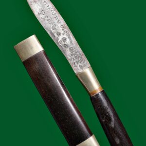 มีดหมอหลวงปู่ผาด วัดบ้านกรวด พรายพยัคฆ์ (สมิง) หมายเลข 22 จัดสร้างเพียง 56 เล่ม มีดหมอพรายพยัคฆ์ (สมิง) ขนาดใบมีดยาวประมาณ 7 นิ้ว ตอกโค้ด “สะ” และกำกับหมายเลขไว้ที่ใบมีดทุกเล่ม เล่มนี้หมายเลข 22 มีดหมอรุ่นนี้จัดสร้างโดย อาจารย์ชินพร เพื่อมอบแก่ผู้ร่วมเป็นเจ้าภาพ ในพิธีไหว้ครูบูรพาจารย์ หลวงพ่อสร้อย ปีพุทธศักราช 2556 ณ วัดเลียบราษฎร์บำรุง เข้าพิธีปลุกเสกวาระเดียวกับ พระขุนแผนพรายสัตตมาส สาริกาจับปากโลง ซึ่งถือเป็นวาระสำคัญของสายพรายโดยแท้ มวลสารอาถรรพย์ภายในด้าม ด้ามมีดบรรจุมวลสารอาถรรพย์ชั้นสูงตามสายพระเวทย์ ได้แก่ เส้นผมพรายหลวงพ่อสร้อย ขนหมี (ตามเคล็ดหลวงพ่อเดิม) น้ำมันโสฬสวังหน้า จากอาจารย์เชาว์ น้ำมันเสือหลวงพ่อสาคร ผงพรายปัญจขันธ์ ผงกะลาตาเดียว ผงเชือกปะกำช้าง น้ำมันพรายผีแม่ส้ม และผงอาถรรพย์เวทย์ต่าง ๆ อีกหลายรายการ พิธีปลุกเสก มีดหมอพรายพยัคฆ์รุ่นนี้ เข้าพิธีปลุกเสกตามสายพระเวทย์ ณ วัดละหารไร่ จังหวัดระยอง โดยพระคณาจารย์ศิษย์สายหลวงปู่ทิม ได้แก่ หลวงพ่อสิน วัดละหารใหญ่ หลวงพ่อสาคร วัดหนองกลับ หลวงพ่อแจ่ม วัดสำเภาทอง หลวงพ่อเชย วัดละหารไร่ และยังได้รับเมตตาจาก หลวงพ่อเพี้ยน อัคคธัมโม จอมขมังเวทย์แห่งเมืองละโว้ ที่สำคัญที่สุด มีดหมอรุ่นนี้ได้รับการปลุกเสกโดยตรงจาก หลวงปู่ผาด พระอริยะสงฆ์แห่งวัดบ้านกรวด ซึ่งท่านได้ปลุกเสกมีดหมอพรายพยัคฆ์ และมีดอาคมรุ่นนี้ด้วยตนเอง พุทธคุณตามสายอาคม เด่นด้าน ปราบคุณไสย กันผี กันพราย คุ้มครองป้องกันภัย เสริมอำนาจบารมี เมตตา เกรงขาม เหมาะสำหรับ ผู้ศึกษาสายอาคม นักสะสมเครื่องรางของแรง ผู้ศรัทธาสายพรายโดยตรง สรุปความพิเศษ จัดสร้างเพียง 56 เล่ม มีหมายเลขกำกับทุกเล่ม มวลสารสายพรายเข้มขลัง พิธีใหญ่ สายตรงวัดละหารไร่ ปลุกเสกโดยหลวงปู่ผาดโดยตรง เป็นมีดหมอที่ครบเครื่อง ทั้งพิธี มวลสาร และพุทธคุณ รับเช่ามีดหมอหลวงปู่ผาด วัดบ้านกรวด รับเช่ามีดหมอ และเครื่องรางสายอาคมทุกประเภท รับจัดหา และรับฝากขาย เฉพาะของแท้ สายตรง ดูเป็น ให้ราคายุติธรรม ศึกษาข้อมูลเพิ่มเติมได้ที่ www.ponsrithong.com