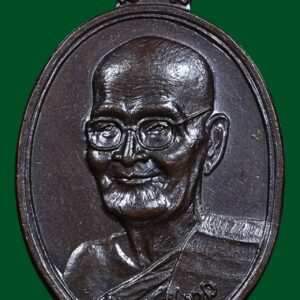 เหรียญเมตตา หลวงปู่ขาว อนาลโย วัดถ้ำกลองเพล จังหวัดอุดรธานี พิมพ์นิยม “หูกระโดด” ปี พ.ศ. 2518 สภาพสวย รายละเอียดเหรียญ เหรียญเมตตา หลวงปู่ขาว อนาลโย วัดถ้ำกลองเพล จัดสร้างเมื่อปี พ.ศ. 2518 เป็นเหรียญที่ได้รับความนิยมสูงตั้งแต่ยุคออกใหม่ และยังคงได้รับความนิยมอย่างต่อเนื่องจนถึงปัจจุบัน องค์จริง สวยมาก มีพลัง ดูแล้วสบายตาและสบายใจ เป็นเหรียญที่ให้ความรู้สึกเมตตา อบอุ่น และมั่นคงในบารมีอย่างชัดเจน เจตนาการจัดสร้าง เหรียญรุ่นนี้จัดสร้างขึ้นด้วยเจตนาบริสุทธิ์ เพื่อแจกเป็นที่ระลึกในการจัดสร้าง “มณฑปอนาลโย” ณ วัดถ้ำกลองเพล จังหวัดอุดรธานี ซึ่งเป็นวัดประจำของหลวงปู่ขาว อนาลโย โดยตรง จึงถือได้ว่าเป็นเหรียญที่ เจตนาดี พิธีดี สถานที่ดี และเป็นงานที่หลวงปู่เมตตาอย่างแท้จริง ลักษณะพิมพ์และศิลปะ ด้านหน้า เป็นรูปเหมือนหลวงปู่ขาว อนาลโย ใบหน้าท่านยิ้มแย้ม แจ่มใส เปี่ยมด้วยเมตตา พิมพ์พระพักตร์ชัด ดูมีชีวิต ผู้ที่ได้เห็นหรือได้บูชาจะรู้สึกสบายใจ และเกิดกำลังใจโดยอัตโนมัติ ด้านหลัง เป็นรูป มณฑปอนาลโย ล้อมด้วยอักขระยันต์อย่างเข้มขลังบริเวณครึ่งบนของเหรียญ มีความสมดุลทางศิลปะ ให้ความรู้สึกขลัง คลาสสิก และงดงามตามแบบพระสายกรรมฐานแท้ พิมพ์นิยม “หูกระโดด” พิมพ์หูกระโดด ถือเป็นพิมพ์นิยมของเหรียญเมตตารุ่นนี้ เป็นจุดสังเกตที่นักสะสมสายตรงให้ความสำคัญ หาเหรียญสภาพสวยเดิม ๆ ได้ยากขึ้นเรื่อย ๆ ในปัจจุบัน พุทธคุณ เหรียญเมตตา หลวงปู่ขาว ขึ้นชื่อว่า ครบสูตรทุกด้าน เด่นด้าน: เมตตามหานิยม หนุนบารมี เสริมดวง ส่งเสริมการงานให้สำเร็จ โชคลาภ ผลพูนทวี แคล้วคลาด ปลอดภัย เสริมกำลังใจและความมั่นคงทางจิตใจ เป็นเหรียญที่เหมาะทั้ง บูชาติดตัว ใช้จริง และเก็บสะสมระยะยาว ประวัติหลวงปู่ขาว อนาลโย หลวงปู่ขาว อนาลโย อดีตพระอริยสงฆ์ผู้เคร่งครัดในพระธรรมวินัย สมถะ เรียบง่าย และเปี่ยมด้วยเมตตาบารมีอย่างยิ่ง ท่านเป็นพระกรรมฐานสายตรงของ หลวงปู่มั่น ภูริทัตโต และนับเป็นศิษย์อาวุโสที่หลวงปู่มั่นให้ความไว้วางใจอย่างมาก ถึงขนาดมอบหมายหน้าที่สำคัญหลายครั้ง และกล่าวยกย่องต่อหน้าศิษยานุศิษย์อยู่เสมอ หลวงปู่ขาวยังเป็น เพื่อนสนิททางธรรมกับ หลวงปู่ชอบ ฐานสโม สหธรรมิกกับพระเกจิอาจารย์ระดับประเทศอีกหลายองค์ อาทิ หลวงปู่ฝั้น อาจาโร หลวงตามหาบัว ญาณสัมปันโน หลวงปู่เทสก์ เทสรังสี หลวงปู่พรหม จิรปุณโญ หลวงปู่แหวน สุจิณโณ หลวงปู่ตื้อ อจลธัมโม หลวงปู่หลุย จันทสาโร หลวงปู่อ่อน ญาณสิริ เป็นต้น บารมีและศรัทธา หลวงปู่ขาวเป็นที่เคารพศรัทธาของ พระ เณร และพุทธศาสนิกชนทั่วประเทศ แม้แต่เจ้าฟ้า เจ้าแผ่นดิน ก็ยังเสด็จไปกราบถวายตัวเป็นศิษย์ ท่านละสังขารในปี พ.ศ. 2526 แต่บารมีและเมตตาของท่านยังคงอยู่ไม่เสื่อมคลาย จนถึงปัจจุบันยังมีผู้คนเดินทางไปกราบ หุ่นขี้ผึ้งและอัฐบริขารของท่าน ณ วัดถ้ำกลองเพล อย่างต่อเนื่องแทบทุกวัน วัตถุมงคลของหลวงปู่ขาว วัตถุมงคลที่หลวงปู่ขาวอธิษฐานจิต ได้รับการยอมรับว่า เข้มขลังและมีประสบการณ์สูง แทบทุกยุคทุกพิมพ์ โดยเฉพาะเหรียญเมตตา ปี 2518 ถือเป็นหนึ่งในเหรียญหลักที่นักสะสมไม่มองข้าม บทสรุป เหรียญเมตตา หลวงปู่ขาว อนาลโย พิมพ์นิยม หูกระโดด ปี 2518 เป็นเหรียญที่ครบทั้ง ประวัติ พิธี พุทธคุณ ความนิยม และอนาคตการสะสม เหมาะอย่างยิ่งสำหรับ ผู้ศรัทธาหลวงปู่ขาว และนักสะสมพระสายกรรมฐานแท้ “เมื่อเราคิดถึงท่าน ท่านก็จะมาอยู่ในใจเรา เมื่อใดที่เรามีทุกข์ เพียงระลึกถึงคำสอนของท่าน ท่านก็จะมาอยู่ข้างเรา…” 📌 รับเช่า / สอบถามเพิ่มเติม พลศรีทอง พระเครื่อง – บู เชียงราย เว็บไซต์หลัก : https://ponsrithong.com/ Web (มุมพระ) : https://www.mumpra.com/shop.php?shopid=507 Web (99วัด) : http://www.ponsrithong.99wat.com/ Facebook : https://www.facebook.com/ponsrithong/ Instagram : https://www.instagram.com/bu_chiangrai.amulet/