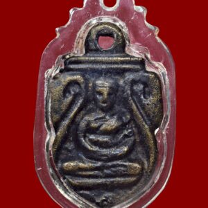 เหรียญหล่อรูปไข่ หลวงพ่อไปล่ วัดกำแพง รุ่น 2 ปี 2539 เนื้อสัมฤทธิ์ดำ พิธีใหญ่ ชนวนเก่าผสม ตอกโค้ตจากวัด เหรียญหล่อรูปไข่ หลังที่ระลึก รุ่นสร้างหอพระไตรปิฎก จัดสร้างและออกจาก วัดกำแพง โดยตรงในปี พ.ศ. 2539 นับเป็นเหรียญสำคัญของสายหลวงพ่อไปล่ ที่นักสะสมให้ความสนใจมาก ด้วยชื่อเสียงของวัดกำแพงที่ขึ้นชื่อเรื่องการสร้างวัตถุมงคลแบบโบราณ เน้นเจตนาบริสุทธิ์และพิธีกรรมเข้มขลัง มากกว่าการประชาสัมพันธ์เชิงพาณิชย์ 🔥 ลำดับความสำคัญของรุ่น รุ่นแรก ออกปี 2478 สมัยหลวงพ่อไปล่ยังมีชีวิต ต่อมายาวนานไม่มีเหรียญออกอีก ปี 2534 มีเหรียญจอบใหญ่ ปี 2539 จึงมี เหรียญหล่อรูปไข่ รุ่น 2 ทำให้รุ่นนี้ถูกมองว่าเป็นเหรียญยุคหลังที่ใกล้เคียงตำนานเดิมมากที่สุด 🕯 พิธีการจัดสร้าง พิธีปลุกเสกทำที่วัดกำแพงอย่างถูกต้องตามแบบโบราณ มีการอัญเชิญบารมีหลวงพ่อไปล่รับรู้ในพิธี และที่สำคัญมีการนำ ชนวนโลหะศักดิ์สิทธิ์ รวมถึงเหรียญเก่ารุ่นแรก หลอมรวมเป็นมวลสารในการสร้างด้วย จึงทำให้พลังและความเข้มขลังเป็นที่กล่าวถึงอย่างมาก ✨ เนื้อที่นักสะสมแนะนำ เนื้อสัมฤทธิ์ดำ จุดเด่นคือ ✔ เนื้อโลหะเข้ม ดำ สวย ✔ มีความเก่าแบบหล่อโบราณ ✔ เชื่อว่ามีชนวนดีผสมอยู่มาก ✔ มี ตอกโค้ตด้านหลัง ป้องกันการปลอมแปลง ✔ เป็นเนื้อที่ตลาดต้องการ 🎯 ทำไมหลายคนบอกว่า “ใช้แทนรุ่นแรกได้” เพราะครบทั้ง ✅ พิธีดี ✅ ออกจากวัดโดยตรง ✅ มีชนวนเก่าผสม ✅ รูปแบบโบราณ ✅ ประสบการณ์สายพื้นที่ยอมรับ จึงเป็นเหรียญที่นักสะสมจำนวนมากเก็บเป็นตัวแทนรุ่นต้น 🙏 คาถาบูชา อุอากะสะ อากะสะอุ กะสะอุอา สะอุอากะ ⭐ สรุปสำหรับนักสะสม นี่คือเหรียญที่ได้ทั้ง ✨ ประวัติ ✨ พิธี ✨ มวลสาร ✨ ความนิยมในตลาด สภาพสวยเดิมยิ่งน่าเก็บอย่างยิ่งครับ Line ID: @fsd8020u (มี@)นะครับ โทร: [063-969-5995] Facebook: [เพจพลศรีทอง พระเครื่อง บู เชียงราย]