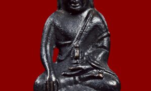 พระกริ่งรุ่นทหารพราน ปี 2526 หลวงพ่อคูณ ปริสุทโธ วัดบ้านไร่ จ.นครราชสีมา พระกริ่งรุ่น “ทหารพราน” ปี พ.ศ. 2526 จัดสร้างขึ้นในยุคต้นของหลวงพ่อคูณ นับเป็นหนึ่งในพระกริ่งที่มีประวัติชัดเจน วัตถุประสงค์ดี และได้รับความนิยมในสายสะสมอย่างต่อเนื่อง พระกริ่งองค์ที่นำเสนอเป็น เนื้อทองแดงรมดำ ตอกโค้ด “พ” แจกทหารพราน จำนวนจัดสร้าง 1,000 องค์ โค้ดชัดเจน สภาพสวยสมบูรณ์ พระแท้มาตรฐาน สามารถบูชาติดตัวได้อย่างมั่นใจ แขวนเดี่ยวได้สบาย ไม่อายใคร เหมาะทั้งบูชาเอง มอบเป็นของขวัญผู้ใหญ่ หรือเก็บสะสมเป็นมรดกตกทอด วัตถุประสงค์การจัดสร้าง จัดสร้างเพื่อสมทบทุนสร้าง ศาลาเอนกประสงค์ “ยงใจยุทธวีระชนทหารพราน” ณ วัดโนนแดง อ.ปักธงชัย จ.นครราชสีมา ในปี พ.ศ. 2526 จำนวนการจัดสร้าง เนื้อทองคำ 19 องค์ เนื้อเงิน 507 องค์ เนื้อทองแดง 2,019 องค์ เนื้อทองแดง ตอก “พ” แจกทหารพราน 1,000 องค์ พระทุกองค์มีการตอกเลขและโค้ดกำกับ ไม่มีของเสริมภายหลัง ทำให้มั่นใจได้ว่าเป็นพระที่ผ่านพิธีปลุกเสกโดยหลวงพ่อคูณอย่างแน่นอน โดยเฉพาะองค์เลขสวย ไม่เกินสามหลัก ยิ่งเพิ่มความน่าสะสมในตลาดพระเครื่อง นอกจากพระกริ่งแล้ว ยังมีการจัดสร้างเหรียญรูปเหมือนหลวงพ่อคูณในวาระเดียวกัน ซึ่งส่วนใหญ่ตกอยู่กับทหารพรานโดยตรง พุทธคุณและประสบการณ์ พระกริ่งรุ่นทหารพรานได้รับการกล่าวขานว่าโดดเด่นด้าน มหาอุด คงกระพัน เมตตามหานิยม แคล้วคลาดปลอดภัย ตามคติความเชื่อ พระกริ่งยังสามารถอาราธนาทำน้ำพระพุทธมนต์ เสริมสิริมงคล และเป็นที่ยึดเหนี่ยวจิตใจได้อีกด้วย พระเครื่องของหลวงพ่อคูณที่สร้างก่อนปี 2530 ถือเป็นยุคต้น ก่อนที่ชื่อเสียงท่านจะโด่งดังทั่วประเทศ จึงเป็นช่วงที่นักสะสมให้ความสำคัญ เพราะจัดอยู่ใน “พระยุคแรก” ที่มีความเข้มขลังตามคำบอกเล่าและประสบการณ์จริงของผู้ใช้ ประวัติย่อหลวงพ่อคูณ หลวงพ่อคูณ ปริสุทโธ อดีตเจ้าอาวาสวัดบ้านไร่ จ.นครราชสีมา ชาวบ้านยกย่องว่าเป็น “เทพเจ้าแห่งด่านขุนทด” เกิดวันที่ 14 ตุลาคม พ.ศ. 2466 ที่บ้านไร่ ต.กุดพิมาน อ.ด่านขุนทด อุปสมบทเมื่อวันที่ 5 พฤษภาคม พ.ศ. 2487 ได้ศึกษาวิชาอาคมตั้งแต่วัยเยาว์จากพระอาจารย์ในวัดบ้านไร่ ศึกษาวิทยาคมเพิ่มเติมจากพระเกจิหลายรูป และออกธุดงค์หลายปี กลับมาพัฒนาวัดบ้านไร่ในช่วงประมาณปี 2496 หลวงพ่อคูณเป็นพระเกจิที่มีบทบาทสำคัญในภาคอีสาน สร้างสาธารณประโยชน์มากมาย และมีลูกศิษย์ศรัทธาทั่วประเทศ จุดเด่นขององค์ที่นำเสนอ เนื้อทองแดงรมดำเดิมสวย ตอกโค้ด “พ” ชัดเจน หมายเลขไม่เกินสามหลัก สภาพสวย ระดับประกวด พระแท้มาตรฐาน เหมาะสำหรับผู้ที่มองหาพระกริ่งสายประสบการณ์ยุคต้นของหลวงพ่อคูณ ทั้งเพื่อบูชาและลงทุนระยะยาว ร้านพลศรีทอง พระเครื่อง – บู เชียงราย เว็บไซต์หลัก: https://ponsrithong.com/