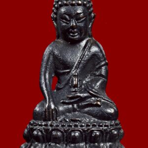 พระกริ่งรุ่นทหารพราน ปี 2526 หลวงพ่อคูณ ปริสุทโธ วัดบ้านไร่ จ.นครราชสีมา พระกริ่งรุ่น “ทหารพราน” ปี พ.ศ. 2526 จัดสร้างขึ้นในยุคต้นของหลวงพ่อคูณ นับเป็นหนึ่งในพระกริ่งที่มีประวัติชัดเจน วัตถุประสงค์ดี และได้รับความนิยมในสายสะสมอย่างต่อเนื่อง พระกริ่งองค์ที่นำเสนอเป็น เนื้อทองแดงรมดำ ตอกโค้ด “พ” แจกทหารพราน จำนวนจัดสร้าง 1,000 องค์ โค้ดชัดเจน สภาพสวยสมบูรณ์ พระแท้มาตรฐาน สามารถบูชาติดตัวได้อย่างมั่นใจ แขวนเดี่ยวได้สบาย ไม่อายใคร เหมาะทั้งบูชาเอง มอบเป็นของขวัญผู้ใหญ่ หรือเก็บสะสมเป็นมรดกตกทอด วัตถุประสงค์การจัดสร้าง จัดสร้างเพื่อสมทบทุนสร้าง ศาลาเอนกประสงค์ “ยงใจยุทธวีระชนทหารพราน” ณ วัดโนนแดง อ.ปักธงชัย จ.นครราชสีมา ในปี พ.ศ. 2526 จำนวนการจัดสร้าง เนื้อทองคำ 19 องค์ เนื้อเงิน 507 องค์ เนื้อทองแดง 2,019 องค์ เนื้อทองแดง ตอก “พ” แจกทหารพราน 1,000 องค์ พระทุกองค์มีการตอกเลขและโค้ดกำกับ ไม่มีของเสริมภายหลัง ทำให้มั่นใจได้ว่าเป็นพระที่ผ่านพิธีปลุกเสกโดยหลวงพ่อคูณอย่างแน่นอน โดยเฉพาะองค์เลขสวย ไม่เกินสามหลัก ยิ่งเพิ่มความน่าสะสมในตลาดพระเครื่อง นอกจากพระกริ่งแล้ว ยังมีการจัดสร้างเหรียญรูปเหมือนหลวงพ่อคูณในวาระเดียวกัน ซึ่งส่วนใหญ่ตกอยู่กับทหารพรานโดยตรง พุทธคุณและประสบการณ์ พระกริ่งรุ่นทหารพรานได้รับการกล่าวขานว่าโดดเด่นด้าน มหาอุด คงกระพัน เมตตามหานิยม แคล้วคลาดปลอดภัย ตามคติความเชื่อ พระกริ่งยังสามารถอาราธนาทำน้ำพระพุทธมนต์ เสริมสิริมงคล และเป็นที่ยึดเหนี่ยวจิตใจได้อีกด้วย พระเครื่องของหลวงพ่อคูณที่สร้างก่อนปี 2530 ถือเป็นยุคต้น ก่อนที่ชื่อเสียงท่านจะโด่งดังทั่วประเทศ จึงเป็นช่วงที่นักสะสมให้ความสำคัญ เพราะจัดอยู่ใน “พระยุคแรก” ที่มีความเข้มขลังตามคำบอกเล่าและประสบการณ์จริงของผู้ใช้ ประวัติย่อหลวงพ่อคูณ หลวงพ่อคูณ ปริสุทโธ อดีตเจ้าอาวาสวัดบ้านไร่ จ.นครราชสีมา ชาวบ้านยกย่องว่าเป็น “เทพเจ้าแห่งด่านขุนทด” เกิดวันที่ 14 ตุลาคม พ.ศ. 2466 ที่บ้านไร่ ต.กุดพิมาน อ.ด่านขุนทด อุปสมบทเมื่อวันที่ 5 พฤษภาคม พ.ศ. 2487 ได้ศึกษาวิชาอาคมตั้งแต่วัยเยาว์จากพระอาจารย์ในวัดบ้านไร่ ศึกษาวิทยาคมเพิ่มเติมจากพระเกจิหลายรูป และออกธุดงค์หลายปี กลับมาพัฒนาวัดบ้านไร่ในช่วงประมาณปี 2496 หลวงพ่อคูณเป็นพระเกจิที่มีบทบาทสำคัญในภาคอีสาน สร้างสาธารณประโยชน์มากมาย และมีลูกศิษย์ศรัทธาทั่วประเทศ จุดเด่นขององค์ที่นำเสนอ เนื้อทองแดงรมดำเดิมสวย ตอกโค้ด “พ” ชัดเจน หมายเลขไม่เกินสามหลัก สภาพสวย ระดับประกวด พระแท้มาตรฐาน เหมาะสำหรับผู้ที่มองหาพระกริ่งสายประสบการณ์ยุคต้นของหลวงพ่อคูณ ทั้งเพื่อบูชาและลงทุนระยะยาว ร้านพลศรีทอง พระเครื่อง – บู เชียงราย เว็บไซต์หลัก: https://ponsrithong.com/