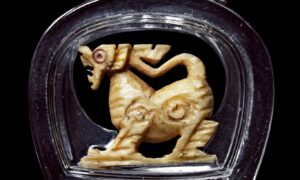 สิงห์งาแกะ หลวงพ่อมุ่ย วัดดอนไร่ ศิลป์คอม้าหัวมังกร ศิลป์นี้นิยมหามากๆครับ นานๆได้พบเจอ สิงห์ตัวจิ๋งพุทธคุณครอบจักรวาล เด่นมากเรื่องเมตตา ค้าขาย อำนาจ วาสนา ประวัติ ตามประวัติแล้วหลวงพ่อมุ่ยท่านเป็นพระเกจิอาจารย์อีกองค์ที่ไม่ธรรมดา และอาจารย์ของท่านก็ไม่ธรรมดาเช่นกันอย่างเช่น 1.หลวงปู่ศุข วัดปางคลองมาขามเฒ่า 2.หลวงพ่ออิ่ม วัดหัวเขา จ.สุพรรณบุรี และ อีกหลายท่านเพราะท่านประพฤติปฏิบัติตนแบบน้ำไม่เต็มแก้ว ชอบศึกษาหาความรู้อยู่เป็นนิตย์ท่านเป็นพระที่มีเมตตามาก #พระเครื่องและวัตถุมงคลของท่านมีความศักดิ์สิทธิ์และมีประสบการณ์แก่ผู้อาราธนาสวมใส่ สำหรับสิงห์งาแกะของท่านนั้นเป็นที่ล่ำลือกันว่าหลวงพ่อปลุกเสกจนสิงห์ทุกตัวมีจิตมีชีวิต สิงห์งาแกะที่ปลุกเสกในบาตรกระโจนกระโดดโลดเต้นดังลูกกบลูกเขียด เป็นสิงห์เมตตา มหาเสน่ห์ และเปี่ยมด้วยอำนาจบารมี แคล้วคลาดปลอดภัย น่าบูชาเป็นยิ่งนัก เครื่องรางของท่านมีไม่มากนักแต่ก็เป็นที่นิยมอย่างมากในหมู่ศิษย์สายสุพรรณ #ปัจจุบันนี้สิงห์หลวงพ่อมุ่ยได้รับความนิยมอย่างมาก นับวันยิ่งหายาก และมีคุณค่ามาก ด้วยพุทธคุณ บารมีของหลวงพ่อมุ่ยในการปลุกเสกสิงห์ ทำให้สิงห์ของท่านดูมีมนต์ขลัง ดูมีอำนาจมากและนับวันสิงห์ที่แกะออกมาในลักษณะสวยๆ ยิ่งหายากเข้าไปใหญ่ #สิงห์ตัวเล็กแต่พุทธคุณมหาศาลครบทุกด้าน แคล้วคลาด เดินทางปลอดภัย เมตตามหานิยม เจริญรุ่งเ้รืองในหน้าที่การงาน ศิริมงคลยิ่งนัก #คำอาราธนาพระเครื่องของ หลวงพ่อมุ่ย วัดดอนไร่ ตั้งนะโม 3 จบ ให้ระลึกพระรัตนตรัย จึงอาราธนาว่าดังนี้ “พระพุทธะราธนานัง พระธัมมะราธนานัง พระสังฆะราธนานัง วิญญาณ นะสัมปันโน อิติปิโส นะโมพุทธายะ” เมื่อเข้าที่คับขัน จงภาวนาพระคา (ชินบัญชร) ย่อดังนี้ “ชะยา สะนา กาตา พุทธาฯ” -สิงห์เนื้องาฉ่ำเก่า มันส์เงา ------------------ พระเกจิอาจารย์อาคมขลัง เป็นที่ประจักษ์โด่งดังแห่งยุค ดังวลีอมตะ "ท่านมุ่ยได้ข่าวว่าท่านขลังนัก ทำอย่างไรถึงขลัง" "ตั้งแต่เกล้าบวชทำแต่ความดีไม่เคยทำชั่ว ถ้าจะขลังก็ขลังที่ความดีขอรับ" อายุ ๘๖ ปี (ปี ๒๔๓๑ - ๒๕๑๗) พ.ศ.๒๔๗๕ ได้รับตราตั้งเป็น เจ้าอาวาสวัดดอนไร่ พ.ศ.๒๔๗๖ ได้รับตำแหน่งเป็นเจ้าคณะ ตำบลหนองสะเดา พ.ศ.๒๔๙๖ ได้รับตำแหน่งพระอุปัชฌาย์ ฑ.ศ.๒๕๐๒ ได้รับสมณะศักดิ์ เป็นพระครูชั้นตรี (พระครูสุวรรณวุฒาจารย์) หลวงพ่อมุ่ย วัดดอนไร่ เป็นบุตรของนายเหมือน นางซัง นามสกุล มีศรีชัย เกิดวันพฤหัสบดีที่ ๕ ธันวาคม ๒๔๓๑ ขึ้น ๑๓ ค่ำ เดือนอ้าย ปีฉลู เป็นบุตรคนกลางในจำนวน ๕ คน อุปสมบทครั้งแรก ปี ๒๔๕๑ จนถึงปี ๒๔๖๓ จึงลาสิกขามาเพื่อช่วยครอบครัวได้ไม่กี่เดือนผมยังไม่ทันยาวก็เกิดอาการป่วยมือสั่นและทรุดลงเรื่อยๆ รักษาไม่ได้บรรดาญาติจึงขอให้ท่านอธิษฐานถ้าหายเจ็บไข้จะบวชอีกครั้ง หลังจากนั้นท่านจึงหาย และได้อุปสมบทเข้าสู่ร่มกาสาวพัตร์อีกครั้ง ณ พัทธสีมา วัดดอนบุปผาราม อ.ศรีประจันต์ หลวงพ่อมุ่ยได้ศึกษาเล่าเรียนกับพระอุปปัชฌาย์รูปแรกของท่าน หลวงพ่ออิ่ม วัดหัวเขา มาโดยตลอดตั้งแต่แรก ซึ่งในยุคนั้นสำนักวัดหัวเขาโด่งดังมาก รวมถึงในปี ๒๔๖๓ นั้นหลวงพ่ออิ่มท่านได้ฝากหลวงพ่อมุ่ยไว้กับพระอาจารย์ที่สุดยอดขิงเมืองไทยอีกรูปนึงคือ หลวงพ่อวัดปากคลองมะขามเฒ่า หรือหลวงปู่ศุข นั่นเอง โดยหลวงพ่ออิ่มถึงกับออกปากชมว่า "ท่านได้วิชาหลวงปู่ศุขมาครึ่งเล่ม ส่วนท่านมุ่ยได้มาเล่มครึ่ง" ซึ่งหมายความว่าตัวท่านนั้นแก่ชราแล้วความจำสู้พระหนุ่มๆอย่างหลวงพ่อมุ่ยไม่ได้นั่นเอง ส่วนคำว่าเล่มนั่นหมายความถึงเล่มเกวียน ที่มีขนาดพอๆกับรถกะบะใหญ่ๆสมัยนี้นั่นเอง และก่อนหลวงพ่ออิ่มมรณะภาพท่านยังออกปากว่า "ถ้าสิ้นบุญท่านแล้ว จะมีดอกบัวบานทางทิศใต้" ซึ่งหมายถึงวัดดอนไร่นั่นเอง และหลังจากปี ๒๕๐๐ เป็นต้นมา ชื่อเสียงของหลวงพ่อมุ่ยในด้านความขลัง ศักดิ์สิทธิ์ รดน้ำมนต์ ค้าขาย โด่งดังเป็นที่สุดในแถบภาคกลาง เกิดเป็นวลีอมตะ ดังที่สมเด็จพระสังฆราช จวน วัดมกุฏกษัตริยาราม ได้เสด็จมาเป็นประธานในการปลุกเสกพระเครื่องยุทธหัตถี ที่พระวิสุทธิสารเถระ หรือหลวงพ่อถิร วัดป่าเลไลยก์วรวิหาร เป็นแม่งานในการจัดสร้าง สมเด็จฯได้พบกับหลวงพ่อมุ่ย จึงตรัสถามหลวงพ่อมุ่ยว่า "ท่านมุ่ยได้ข่าวว่าท่านขลังนัก ทำอย่างไรถึงขลัง" หลวงพ่อมุ่ยก็ตอบว่า"ตั้งแต่เกล้าบวชทำแต่ความดีไม่เคยทำชั่ว ถ้าจะขลังก็ขลังที่ความดีขอรับ" สมเด็จฯได้ยินดังนั้นทรงชื่นชอบในคำตอบของหลวงพ่อมุ่ยเป็นอย่างมาก การปลุกเสกพระเครื่งนั้น ท่านไม่ค่อยที่จะสร้างมากนักมีแต่ลูกศิษย์กับญาติโยมในวัดที่ร้องขอท่านเพราะต้องการที่จะสร้างถาวรวัตถุภายในบริเวณวัดให้และแจกจ่ายให้กับผู้ร่วมทำบุญ ซึ่งท่านก็เมตตาปลุกเสกและแนะนำให้ การเสกแต่ละครั้งนั้นไม่ว่าจะเป็นรูปหล่อ สิงห์งาแกะ ท่านปลุกเสกจนขยับวิ่งได้ราวกับมีชีวิตเลยที่เดียวจากคำบอกเล่าของศิษย์ใกล้ชิด ช่วงว่างของท่านนั้นท่านจะภาวนาอยู่เสมอและจ้องมองไปที่ต้นสำโรงต้นใหญ่กลางวัดเป็นประจำ เม็ดสำโรงของวัดดอนไร่ก็ศักดิ์สิทธิ์ยิ่งนัก แม้กระทั่งก้นยาฉุนของหลวงพ่อมุ่ยนั้น ช่วงแรกๆ วัยรุ่นแถววัดที่ไม่ค่อยมีสตางค์นำก้นยาใส่กระเป๋าไปเที่ยวงานต่างถิ่นและมีเรื่องมีราวชกต่อยไล่ฟันกันไม่เข้า และอีกเรื่องนึงเด็กวัดได้เหน็บก้นยาหลวงพ่อมุ่ยไว้ที่เอว ถูกสุนัขกัดจนล้มก็ไม่เข้า ต่อมาจึงเป็นที่นิยมมากขึ้น จนมาเฝ้ากันใต้กุฏิหลวงพ่อมุ่ย นั่งรอก้นยาฉุนเวลาที่หลวงพ่อท่านสูบ บางครั้งหลวงพ่อท่านก็เย้าเล่นโยนลงไปพวกเด็กๆก็วิ่งตามไปปรากฎว่าไม่มีก้นยาหล่นมา หลวงพ่อท่านก็ยิ้ม หลวงพ่อมุ่ยท่านรับสงเคราะห์อนุเคราะห์ลูกศิษย์ไม่เลือกชั้นวรรณะ จะร่ำรวยมียศถาบรรดาศักดื์มาก็ต้องตามคิวรอไม่มีมาหลังได้ก่อนมาก่อนได้หลัง จังหวัดข้างเคียง ชัยนาท สิงห์บุรี อยุธยาในยุคนั้นวิ่งเข้าวัดดอนไร่มากมายนักว่ากันว่าสิงห์งาแกะหรือวัตถุมงคลงาแกะต่างๆ ที่นิยมจากช่างพยุหะคิรีนั้นทำส่งวัดดอนไร่เป็นปี๊บๆ ก็ไม่พอเช่าบูชาแก่ญาติโยมและลูกศิษย์ในยุคนั้นเลยทีเดียว หลวงพ่อมุ่ย ละสังขารเมื่อวันที่ ๑๕ มกราคม ๒๕๑๗ แต่ความขลังและความศักดิ์สิทธิ์ของท่านยังคงอยู่ตราบนานเท่านาน