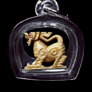 สิงห์งาแกะ หลวงพ่อมุ่ย วัดดอนไร่ ศิลป์คอม้าหัวมังกร ศิลป์นี้นิยมหามากๆครับ นานๆได้พบเจอ สิงห์ตัวจิ๋งพุทธคุณครอบจักรวาล เด่นมากเรื่องเมตตา ค้าขาย อำนาจ วาสนา ประวัติ ตามประวัติแล้วหลวงพ่อมุ่ยท่านเป็นพระเกจิอาจารย์อีกองค์ที่ไม่ธรรมดา และอาจารย์ของท่านก็ไม่ธรรมดาเช่นกันอย่างเช่น 1.หลวงปู่ศุข วัดปางคลองมาขามเฒ่า 2.หลวงพ่ออิ่ม วัดหัวเขา จ.สุพรรณบุรี และ อีกหลายท่านเพราะท่านประพฤติปฏิบัติตนแบบน้ำไม่เต็มแก้ว ชอบศึกษาหาความรู้อยู่เป็นนิตย์ท่านเป็นพระที่มีเมตตามาก #พระเครื่องและวัตถุมงคลของท่านมีความศักดิ์สิทธิ์และมีประสบการณ์แก่ผู้อาราธนาสวมใส่ สำหรับสิงห์งาแกะของท่านนั้นเป็นที่ล่ำลือกันว่าหลวงพ่อปลุกเสกจนสิงห์ทุกตัวมีจิตมีชีวิต สิงห์งาแกะที่ปลุกเสกในบาตรกระโจนกระโดดโลดเต้นดังลูกกบลูกเขียด เป็นสิงห์เมตตา มหาเสน่ห์ และเปี่ยมด้วยอำนาจบารมี แคล้วคลาดปลอดภัย น่าบูชาเป็นยิ่งนัก เครื่องรางของท่านมีไม่มากนักแต่ก็เป็นที่นิยมอย่างมากในหมู่ศิษย์สายสุพรรณ #ปัจจุบันนี้สิงห์หลวงพ่อมุ่ยได้รับความนิยมอย่างมาก นับวันยิ่งหายาก และมีคุณค่ามาก ด้วยพุทธคุณ บารมีของหลวงพ่อมุ่ยในการปลุกเสกสิงห์ ทำให้สิงห์ของท่านดูมีมนต์ขลัง ดูมีอำนาจมากและนับวันสิงห์ที่แกะออกมาในลักษณะสวยๆ ยิ่งหายากเข้าไปใหญ่ #สิงห์ตัวเล็กแต่พุทธคุณมหาศาลครบทุกด้าน แคล้วคลาด เดินทางปลอดภัย เมตตามหานิยม เจริญรุ่งเ้รืองในหน้าที่การงาน ศิริมงคลยิ่งนัก #คำอาราธนาพระเครื่องของ หลวงพ่อมุ่ย วัดดอนไร่ ตั้งนะโม 3 จบ ให้ระลึกพระรัตนตรัย จึงอาราธนาว่าดังนี้ “พระพุทธะราธนานัง พระธัมมะราธนานัง พระสังฆะราธนานัง วิญญาณ นะสัมปันโน อิติปิโส นะโมพุทธายะ” เมื่อเข้าที่คับขัน จงภาวนาพระคา (ชินบัญชร) ย่อดังนี้ “ชะยา สะนา กาตา พุทธาฯ” -สิงห์เนื้องาฉ่ำเก่า มันส์เงา ------------------ พระเกจิอาจารย์อาคมขลัง เป็นที่ประจักษ์โด่งดังแห่งยุค ดังวลีอมตะ "ท่านมุ่ยได้ข่าวว่าท่านขลังนัก ทำอย่างไรถึงขลัง" "ตั้งแต่เกล้าบวชทำแต่ความดีไม่เคยทำชั่ว ถ้าจะขลังก็ขลังที่ความดีขอรับ" อายุ ๘๖ ปี (ปี ๒๔๓๑ - ๒๕๑๗) พ.ศ.๒๔๗๕ ได้รับตราตั้งเป็น เจ้าอาวาสวัดดอนไร่ พ.ศ.๒๔๗๖ ได้รับตำแหน่งเป็นเจ้าคณะ ตำบลหนองสะเดา พ.ศ.๒๔๙๖ ได้รับตำแหน่งพระอุปัชฌาย์ ฑ.ศ.๒๕๐๒ ได้รับสมณะศักดิ์ เป็นพระครูชั้นตรี (พระครูสุวรรณวุฒาจารย์) หลวงพ่อมุ่ย วัดดอนไร่ เป็นบุตรของนายเหมือน นางซัง นามสกุล มีศรีชัย เกิดวันพฤหัสบดีที่ ๕ ธันวาคม ๒๔๓๑ ขึ้น ๑๓ ค่ำ เดือนอ้าย ปีฉลู เป็นบุตรคนกลางในจำนวน ๕ คน อุปสมบทครั้งแรก ปี ๒๔๕๑ จนถึงปี ๒๔๖๓ จึงลาสิกขามาเพื่อช่วยครอบครัวได้ไม่กี่เดือนผมยังไม่ทันยาวก็เกิดอาการป่วยมือสั่นและทรุดลงเรื่อยๆ รักษาไม่ได้บรรดาญาติจึงขอให้ท่านอธิษฐานถ้าหายเจ็บไข้จะบวชอีกครั้ง หลังจากนั้นท่านจึงหาย และได้อุปสมบทเข้าสู่ร่มกาสาวพัตร์อีกครั้ง ณ พัทธสีมา วัดดอนบุปผาราม อ.ศรีประจันต์ หลวงพ่อมุ่ยได้ศึกษาเล่าเรียนกับพระอุปปัชฌาย์รูปแรกของท่าน หลวงพ่ออิ่ม วัดหัวเขา มาโดยตลอดตั้งแต่แรก ซึ่งในยุคนั้นสำนักวัดหัวเขาโด่งดังมาก รวมถึงในปี ๒๔๖๓ นั้นหลวงพ่ออิ่มท่านได้ฝากหลวงพ่อมุ่ยไว้กับพระอาจารย์ที่สุดยอดขิงเมืองไทยอีกรูปนึงคือ หลวงพ่อวัดปากคลองมะขามเฒ่า หรือหลวงปู่ศุข นั่นเอง โดยหลวงพ่ออิ่มถึงกับออกปากชมว่า "ท่านได้วิชาหลวงปู่ศุขมาครึ่งเล่ม ส่วนท่านมุ่ยได้มาเล่มครึ่ง" ซึ่งหมายความว่าตัวท่านนั้นแก่ชราแล้วความจำสู้พระหนุ่มๆอย่างหลวงพ่อมุ่ยไม่ได้นั่นเอง ส่วนคำว่าเล่มนั่นหมายความถึงเล่มเกวียน ที่มีขนาดพอๆกับรถกะบะใหญ่ๆสมัยนี้นั่นเอง และก่อนหลวงพ่ออิ่มมรณะภาพท่านยังออกปากว่า "ถ้าสิ้นบุญท่านแล้ว จะมีดอกบัวบานทางทิศใต้" ซึ่งหมายถึงวัดดอนไร่นั่นเอง และหลังจากปี ๒๕๐๐ เป็นต้นมา ชื่อเสียงของหลวงพ่อมุ่ยในด้านความขลัง ศักดิ์สิทธิ์ รดน้ำมนต์ ค้าขาย โด่งดังเป็นที่สุดในแถบภาคกลาง เกิดเป็นวลีอมตะ ดังที่สมเด็จพระสังฆราช จวน วัดมกุฏกษัตริยาราม ได้เสด็จมาเป็นประธานในการปลุกเสกพระเครื่องยุทธหัตถี ที่พระวิสุทธิสารเถระ หรือหลวงพ่อถิร วัดป่าเลไลยก์วรวิหาร เป็นแม่งานในการจัดสร้าง สมเด็จฯได้พบกับหลวงพ่อมุ่ย จึงตรัสถามหลวงพ่อมุ่ยว่า "ท่านมุ่ยได้ข่าวว่าท่านขลังนัก ทำอย่างไรถึงขลัง" หลวงพ่อมุ่ยก็ตอบว่า"ตั้งแต่เกล้าบวชทำแต่ความดีไม่เคยทำชั่ว ถ้าจะขลังก็ขลังที่ความดีขอรับ" สมเด็จฯได้ยินดังนั้นทรงชื่นชอบในคำตอบของหลวงพ่อมุ่ยเป็นอย่างมาก การปลุกเสกพระเครื่งนั้น ท่านไม่ค่อยที่จะสร้างมากนักมีแต่ลูกศิษย์กับญาติโยมในวัดที่ร้องขอท่านเพราะต้องการที่จะสร้างถาวรวัตถุภายในบริเวณวัดให้และแจกจ่ายให้กับผู้ร่วมทำบุญ ซึ่งท่านก็เมตตาปลุกเสกและแนะนำให้ การเสกแต่ละครั้งนั้นไม่ว่าจะเป็นรูปหล่อ สิงห์งาแกะ ท่านปลุกเสกจนขยับวิ่งได้ราวกับมีชีวิตเลยที่เดียวจากคำบอกเล่าของศิษย์ใกล้ชิด ช่วงว่างของท่านนั้นท่านจะภาวนาอยู่เสมอและจ้องมองไปที่ต้นสำโรงต้นใหญ่กลางวัดเป็นประจำ เม็ดสำโรงของวัดดอนไร่ก็ศักดิ์สิทธิ์ยิ่งนัก แม้กระทั่งก้นยาฉุนของหลวงพ่อมุ่ยนั้น ช่วงแรกๆ วัยรุ่นแถววัดที่ไม่ค่อยมีสตางค์นำก้นยาใส่กระเป๋าไปเที่ยวงานต่างถิ่นและมีเรื่องมีราวชกต่อยไล่ฟันกันไม่เข้า และอีกเรื่องนึงเด็กวัดได้เหน็บก้นยาหลวงพ่อมุ่ยไว้ที่เอว ถูกสุนัขกัดจนล้มก็ไม่เข้า ต่อมาจึงเป็นที่นิยมมากขึ้น จนมาเฝ้ากันใต้กุฏิหลวงพ่อมุ่ย นั่งรอก้นยาฉุนเวลาที่หลวงพ่อท่านสูบ บางครั้งหลวงพ่อท่านก็เย้าเล่นโยนลงไปพวกเด็กๆก็วิ่งตามไปปรากฎว่าไม่มีก้นยาหล่นมา หลวงพ่อท่านก็ยิ้ม หลวงพ่อมุ่ยท่านรับสงเคราะห์อนุเคราะห์ลูกศิษย์ไม่เลือกชั้นวรรณะ จะร่ำรวยมียศถาบรรดาศักดื์มาก็ต้องตามคิวรอไม่มีมาหลังได้ก่อนมาก่อนได้หลัง จังหวัดข้างเคียง ชัยนาท สิงห์บุรี อยุธยาในยุคนั้นวิ่งเข้าวัดดอนไร่มากมายนักว่ากันว่าสิงห์งาแกะหรือวัตถุมงคลงาแกะต่างๆ ที่นิยมจากช่างพยุหะคิรีนั้นทำส่งวัดดอนไร่เป็นปี๊บๆ ก็ไม่พอเช่าบูชาแก่ญาติโยมและลูกศิษย์ในยุคนั้นเลยทีเดียว หลวงพ่อมุ่ย ละสังขารเมื่อวันที่ ๑๕ มกราคม ๒๕๑๗ แต่ความขลังและความศักดิ์สิทธิ์ของท่านยังคงอยู่ตราบนานเท่านาน