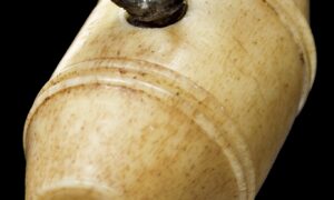 ตะโพน หลวงพ่อภักตร์ วัดโบสถ์ (กระดูกกลึงนิยม) เครื่องรางมหานิยม เด่นด้านชื่อเสียง เมตตา ค้าขาย ของแท้หายาก ตะโพน หลวงพ่อภักตร์ (หลวงพ่อพัก) วัดโบสถ์ จังหวัดอ่างทอง หนึ่งในเครื่องรางระดับตำนานที่นักสะสมและผู้ศรัทธาตามหา โดยเฉพาะพิมพ์ กระดูกกลึง ซึ่งได้รับความนิยมสูงมาก ชื่อเสียงของตะโพนหลวงพ่อภักตร์ เป็นที่เลื่องลือมายาวนานตั้งแต่ครั้งที่ท่านยังมีชีวิตอยู่ ว่าดีทาง ✨ เมตตามหานิยม ✨ เสริมชื่อเสียง ✨ ค้าขาย เจรจา ติดต่อผู้คน ✨ เพิ่มบารมีให้ผู้บูชา 🔥 จุดเด่นที่ทำให้ตะโพนหลวงพ่อภักตร์เป็นที่ต้องการ เครื่องรางสร้างยาก จำนวนมีน้อย หลวงพ่อทำและปลุกเสกด้วยตนเอง ศิษย์ส่วนใหญ่ได้รับแล้วเก็บใช้แบบ ตกทอดในครอบครัว ของแท้แทบไม่หมุนเวียนในตลาด คนพื้นที่อ่างทองจะทราบดีว่า หากเป็นตะโพนแท้ ๆ มักหวงกันมาก ✨ พุทธคุณเด่น ผู้บูชาต่างกล่าวถึงผลทางด้าน ✅ เมตตา คนรัก คนเอ็นดู ✅ เจรจาค้าขายสำเร็จง่าย ✅ เป็นที่สนใจในสังคม ✅ เสริมชื่อเสียงในหน้าที่การงาน แม้แต่ศิลปิน นักแสดง หรือผู้ที่ต้องใช้การพบปะผู้คน ก็ยังนิยมแสวงหา 🥁 ตำนานเล่าขานสมัยหลวงพ่อยังมีชีวิต มีคณะลิเกมาเล่นที่วัดแต่ไม่มีคนดู หลวงพ่อจึงเมตตาลงอักขระให้ที่กลองตะโพน หลังจากนั้นคณะลิเกนั้นกลับมีชื่อเสียงโด่งดัง จึงยิ่งตอกย้ำความเชื่อเรื่องพุทธคุณด้าน มหานิยมและชื่อเสียง 🧿 วิธีการสร้างตะโพน หลวงพ่อจัดสร้างจากวัสดุมงคลหลายชนิด เช่น งาช้าง งากำจัด กระดูกสัตว์ (พิมพ์นิยม) เจาะช่องกลางบรรจุผงพุทธคุณ แล้วปิดด้วยโลหะทำห่วงคล้องคอ ว่ากันว่าตลอดชีวิตของท่านสร้างเพียงไม่กี่ครั้ง ครั้งละประมาณครึ่งบาตรเท่านั้น 🌅 เรื่องเล่าวาสนา เมื่อหลวงพ่อจะลงตะโพน ศิษย์จะนำสำรับอาหารมาถวาย รุ่งเช้าจะได้ยินเสียงตะโพนเป็นสัญญาณให้มารับ ใครเปิดสำรับแล้วพบตะโพน ถือว่า มีวาสนา และจะรีบอาราธนาติดตัวทันที 🙏 คาถาบูชา นะโม 3 จบ พุทธัง รัตตะนัง ธัมมัง รัตตะนัง สังฆัง รัตตะนัง 📜 ประวัติย่อหลวงพ่อภักตร์ (หลวงพ่อพัก) จันทสุวัณโณ อดีตเจ้าอาวาสวัดโบสถ์ จังหวัดอ่างทอง พระเกจิผู้เชี่ยวชาญทั้งวิปัสสนากรรมฐานและวิทยาคม ได้รับการถ่ายทอดวิชาจากอาจารย์หลายสาย เช่น วิชาเบี้ยแก้ ตะกรุด ผ้ายันต์ และงานเครื่องรางงาแกะต่าง ๆ วัตถุมงคลของท่านทุกประเภทล้วนมีประสบการณ์ และได้รับความนิยมสูงมาก 🎯 ทำไมสายเครื่องรางต้องเก็บ ตะโพนหลวงพ่อภักตร์ถือเป็น ✔ เครื่องรางระดับตำนาน ✔ จำนวนสร้างน้อย ✔ ความต้องการสูงขึ้นเรื่อย ๆ ✔ ของแท้หายากมาก หากพบองค์สวย เดิม ๆ ถือเป็นของที่ควรรีบเก็บ