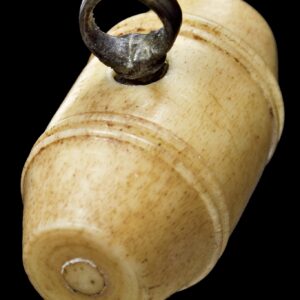 ตะโพน หลวงพ่อภักตร์ วัดโบสถ์ (กระดูกกลึงนิยม) เครื่องรางมหานิยม เด่นด้านชื่อเสียง เมตตา ค้าขาย ของแท้หายาก ตะโพน หลวงพ่อภักตร์ (หลวงพ่อพัก) วัดโบสถ์ จังหวัดอ่างทอง หนึ่งในเครื่องรางระดับตำนานที่นักสะสมและผู้ศรัทธาตามหา โดยเฉพาะพิมพ์ กระดูกกลึง ซึ่งได้รับความนิยมสูงมาก ชื่อเสียงของตะโพนหลวงพ่อภักตร์ เป็นที่เลื่องลือมายาวนานตั้งแต่ครั้งที่ท่านยังมีชีวิตอยู่ ว่าดีทาง ✨ เมตตามหานิยม ✨ เสริมชื่อเสียง ✨ ค้าขาย เจรจา ติดต่อผู้คน ✨ เพิ่มบารมีให้ผู้บูชา 🔥 จุดเด่นที่ทำให้ตะโพนหลวงพ่อภักตร์เป็นที่ต้องการ เครื่องรางสร้างยาก จำนวนมีน้อย หลวงพ่อทำและปลุกเสกด้วยตนเอง ศิษย์ส่วนใหญ่ได้รับแล้วเก็บใช้แบบ ตกทอดในครอบครัว ของแท้แทบไม่หมุนเวียนในตลาด คนพื้นที่อ่างทองจะทราบดีว่า หากเป็นตะโพนแท้ ๆ มักหวงกันมาก ✨ พุทธคุณเด่น ผู้บูชาต่างกล่าวถึงผลทางด้าน ✅ เมตตา คนรัก คนเอ็นดู ✅ เจรจาค้าขายสำเร็จง่าย ✅ เป็นที่สนใจในสังคม ✅ เสริมชื่อเสียงในหน้าที่การงาน แม้แต่ศิลปิน นักแสดง หรือผู้ที่ต้องใช้การพบปะผู้คน ก็ยังนิยมแสวงหา 🥁 ตำนานเล่าขานสมัยหลวงพ่อยังมีชีวิต มีคณะลิเกมาเล่นที่วัดแต่ไม่มีคนดู หลวงพ่อจึงเมตตาลงอักขระให้ที่กลองตะโพน หลังจากนั้นคณะลิเกนั้นกลับมีชื่อเสียงโด่งดัง จึงยิ่งตอกย้ำความเชื่อเรื่องพุทธคุณด้าน มหานิยมและชื่อเสียง 🧿 วิธีการสร้างตะโพน หลวงพ่อจัดสร้างจากวัสดุมงคลหลายชนิด เช่น งาช้าง งากำจัด กระดูกสัตว์ (พิมพ์นิยม) เจาะช่องกลางบรรจุผงพุทธคุณ แล้วปิดด้วยโลหะทำห่วงคล้องคอ ว่ากันว่าตลอดชีวิตของท่านสร้างเพียงไม่กี่ครั้ง ครั้งละประมาณครึ่งบาตรเท่านั้น 🌅 เรื่องเล่าวาสนา เมื่อหลวงพ่อจะลงตะโพน ศิษย์จะนำสำรับอาหารมาถวาย รุ่งเช้าจะได้ยินเสียงตะโพนเป็นสัญญาณให้มารับ ใครเปิดสำรับแล้วพบตะโพน ถือว่า มีวาสนา และจะรีบอาราธนาติดตัวทันที 🙏 คาถาบูชา นะโม 3 จบ พุทธัง รัตตะนัง ธัมมัง รัตตะนัง สังฆัง รัตตะนัง 📜 ประวัติย่อหลวงพ่อภักตร์ (หลวงพ่อพัก) จันทสุวัณโณ อดีตเจ้าอาวาสวัดโบสถ์ จังหวัดอ่างทอง พระเกจิผู้เชี่ยวชาญทั้งวิปัสสนากรรมฐานและวิทยาคม ได้รับการถ่ายทอดวิชาจากอาจารย์หลายสาย เช่น วิชาเบี้ยแก้ ตะกรุด ผ้ายันต์ และงานเครื่องรางงาแกะต่าง ๆ วัตถุมงคลของท่านทุกประเภทล้วนมีประสบการณ์ และได้รับความนิยมสูงมาก 🎯 ทำไมสายเครื่องรางต้องเก็บ ตะโพนหลวงพ่อภักตร์ถือเป็น ✔ เครื่องรางระดับตำนาน ✔ จำนวนสร้างน้อย ✔ ความต้องการสูงขึ้นเรื่อย ๆ ✔ ของแท้หายากมาก หากพบองค์สวย เดิม ๆ ถือเป็นของที่ควรรีบเก็บ