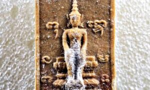 พระวิสุทธิเทพ พิมพ์หนา หลวงพ่อฤาษีลิงดำ วัดท่าซุง จ.อุทัยธานี เนื้อแก่น้ำมันตังอิ๊ว จำนวนสร้าง ๑๐,๐๖๐ องค์ (เข้าพิธีเป่ายันต์เกราะเพชร ครั้งที่ ๙) พระผงวิสุทธิเทพ ของหลวงพ่อฤาษีลิงดำนั้น จัดสร้างปี 2530 มีอยู่ด้วยกัน 2 แบบ ก็คือเป็นแบบพิมพ์บาง และพิมพ์หนา พิเศษซึ่งหายากเพราะสร้างน้อย……สร้างและ กดพิมพ์ในวัดกันเอง จึงรวมมวลสารและผงพุทธคุณต่างๆของหลวงพ่อมากที่สุด หลังจากพุทธาภิเษกเสร็จหลวงพ่อสั่งให้เก็บไว้ จึงมีไม่มากนักเนื่องจากสร้างน้อยส่วนใหญ่จะได้เฉพาะพระที่วัดและลูกศิษย์ส่วนผสมสำคัญ คือ ๑. เกศา + จีวร + ยานัตถุ์หลวงพ่อวัดท่าซุง ๒. ผงดินสอพองเสกไตรมาสหลวงพ่อวัดท่าซุง ๓. ดอกบัวพระองค์ที่ 10 ๔. ทรายแก้ว – ทรายทอง ๕. ปูนขาว ๖. น้ำมันตังอิ๊ว ถ้าเป็นแบบบาง หรือพิมพ์บางแบบพระนั้น…เป็น ของปู่เหม่ (พันเอกเลิศลักษณ์ ศรีสงคราม) ตั้งพิมพ์หนาเกือบ ๑ ซ.ม. เนื้อหนึกนุ่มมาก ไม่มีรอยแตกใด ๆ ทั้งสิ้น แช่น้ำไม่ละลาย ถ้าผิดไปจากนี้เป็นของที่ทำเพิ่มขึ้นภายหลัง ของที่ปู่เหม่ทำเนื้อหามวลสารคล้ายสมเด็จคำข้าว รุ่น ๑ แต่ตั้งพิมพ์บางกว่าเป็นครึ่ง แม่พิมพ์เป็นแบบมือกดทีละองค์ ปู่เหม่ทำของตนเสร็จก็ยกแม่พิมพ์ให้กับทางวัดท่าซุง พระอาจารย์เล็กจึงขออนุญาตหลวงพ่อ นำแม่พิมพ์มาสร้างพระวิสุทธิเทพรุ่นนี้ด้วย พระวิสุทธิเทพหลังยันต์เกราะเพชรนี้สร้าง ๑๐,๐๖๐ องค์ ถวายหลวงพ่อวัดท่าซุงไป ๑๐,๐๐๐ องค์ หลังเสร็จพิธีแล้วท่านบอกว่าเป็นพิธีที่สมบูรณ์ที่สุด พระท่านสงเคราะห์ให้ทุกด้าน ….. ด้านหน้าพระวิสุทธิเทพ—-เป็นรูปพระวิสุทธิเทพปางพระนิพพาน อักษร บนซ้ายเขียนว่า “พุท” ด้านขวาเขียนว่า “โธ” อักษรที่เหลือเป็นคำว่า “นะ มะ พะ ธะ” เป็นหัวใจของธาตุสี่ หรืออีกนัยนึงก็คือคำย่อของคำว่า “นมัสการพระพุทธเจ้า” ด้านหลังพระวิสุทธิเทพ—-เป็นรูปยันต์เกราะเพชร โดยพระวิสุทธิเทพ พิมพ์บางนั้นจะเป็นพระเนื้อผงสีขาวธรรมดา ทั้งแบบปิดทองและไม่ปิดทอง ส่วนพระวิสุทธิเทพ พิมพ์หนานั้นจะเป็นเนื้อผงแก่น้ำมันชาตรี และโดยเฉพาะอย่างยิ่งพิมพ์หนานี้จะมีการผสมเกศาของหลวงพ่อมากกว่าพิมพ์บาง ทำให้พบเห็นเกศาได้ง่ายกว่าพิมพ์บาง และเท่าที่ทราบนอกจากเกศาแล้วยังมีเศษของผ้ายันต์มหาพิชัยสงครามของหลวงพ่อผสมด้วย ส่วนสีของน้ำมันชาตรีนั้น เวลาที่ผสมกับองค์พระไปแล้วก็จะมีสีต่างๆ เช่นสีเขียวหยก , สีส้มอ่อนออกเหลือง , สีส้มเข้มออกน้ำตาลไหม้เป็นต้น สำหรับพระวิสุทธิเทพ องค์นี้เป็นพิมพ์หนา พุทธคุณ นั้น เด่นทางด้านป้องกันอันตราย และโชคลาภเป็นหลัก ส่วนที่เหลือแล้วแต่ลูกศิษย์จะอาราธนาขอบารมีพระท่านสงเคราะห์ตามใจปรารถนา หลวงพ่อพระราชพรหมยาน “หลวงพ่อพระราชพรหมยาน” หรือ “หลวงพ่อฤๅษีลิงดำ” วัดจันทาราม (ท่าซุง) อำเภอเมือง จังหวัดอุทัยธานี เป็นพระอริยสงฆ์ที่มีชื่อเสียงเลื่องลือด้านการบำเพ็ญวิปัสสนากรรมฐาน ตามปูมประวัติหลังมรภาพสังขารของท่านมิได้เน่าเปื่อยและได้มีการเก็บรักษาไว้ที่วัดท่าซุงจนถึงปัจจุบันนี้ ได้มีการกล่าว กันว่า คนที่ต้องการเป็นศิษย์ของ “หลวงพ่อฤๅษีลิงดำ” ไม่ต้องขออนุญาตแม้ว่าไม่เคยเห็นหน้าค่าตากันเลยสักครั้งก็รับเป็นศิษย์ได้ เพียงแต่ขอให้ได้มีการปฏิบัติตน หลวงพ่อฤๅษีลิงดำ ได้ศึกษาพระกรรมฐานจากครูอาจารย์หลายท่าน อาทิ หลวงพ่อปาน โสนันโท วัดบางนมโค, หลวงพ่อจง พุทธสโร วัดหน้าต่างนอก, พระอาจารย์เล็ก เกสโร วัดบางนมโค, พระครูรัตนภิรมย์ วัดบ้านแพน, พระครูอุดมสมาจารย์ วัดน้ำเต้า, หลวงพ่อสุ่น วัดบางปลาหมอ, หลวงพ่อเนียม วัดน้อย, หลวงพ่อโหน่ง อินฺทสุวณฺโณ วัดอัมพวัน (วัดคลองมะดัน) และหลวงพ่อเรื่อง วัดใหม่พิณสุวรรณ พ.ศ.2481 เข้ามาจำพรรษาวัดช่างเหล็ก อ.ตลิ่งชัน จ.ธนบุรี เพื่อเรียนภาษาบาลี สอบได้เปรียญธรรม 3 ประโยค ได้ย้ายมาอยู่วัดอนงคาราม หลังจากนั้นได้เป็นรองเจ้าคณะ 4 วัดประยุรวงศาวาสวรวิหาร เป็นเจ้าอาวาสวัดบางนมโค และย้ายไปอีกหลายวัดจน…พ.ศ.2511 จึงมาอยู่วัดท่าซุง บูรณะซ่อม สร้างและขยายวัดท่าซุง จากเดิมพื้นที่ 6 ไร่เศษ จนกระทั่งมีบริเวณพื้นที่ประมาณ 289 ไร่ พ.ศ.2527 ได้รับพระราชทานสมณศักดิ์เป็นพระราชาคณะชั้นสามัญที่ “พระสุธรรมยานเถร” พ.ศ.2532 ได้รับพระราชทานเลื่อนสมณศักดิ์เป็นพระราชาคณะชั้นราช ที่ “พระราชพรหมยาน ไพศาลภาวนานุสิฐ มหาคณิสสร บวรสังฆาราม คามวาสี” **************************************** วิธีอาราธนา พระหางหมาก-พระคำข้าว ( พระหางหมาก หลวงพ่อฤาษีลิงดำ ) คำอาราธนา ให้ระลึกถึงพระพุทธเจ้าทุก ๆ พระองค์ พระปัจเจกพุทธเจ้าทุก ๆ พระองค์ พระธรรม และพระอริยสงฆ์ทั้งหมด รวมทั้งเทวดาและพรหม ครูบาอาจารย์ทั้งหมด มีหลวงพ่อปาน วัดบางนมโค อ.เสนา จ.อยุธยา เป็นที่สุด แล้วตั้งนะโม ๓ จบ ปฏิบัติตามปกติว่าอิติปิโส ๑ จบ หลังจากนั้นให้อธิษฐานเอาตามประสงค์ เมื่ออธิษฐานแล้ว ปลุกด้วย คาถาปลุกพระของหลวงพ่อปานว่า “ อิทธิฤทธิ พุทธะนิมิตตัง ขอเดชะ เดชัง ขอเดชเดชะ จงมาเป็นที่พึ่งแก่มะอะอุนี้เถิด ” ******************************************** เพื่อความคล่องตัวในด้านการเงิน ใช้ท่องกับคาถาเงินล้านครับ การเงินจะคล่องตัว คาถาเงินล้าน (ตั้ง นะโม ๓ จบ ) สัมปจิตฉามิ นาสังสิโม พรหมา จะ มหาเทวา สัพเพยักขา ปะรายันติ (คาถาปัดอุปสรรค) พรหมา จะ มหาเทวา อภิลาภา ภะวันตุ เม (คาถาเงินแสน ) มหาปุญโญ มหาลาโภ ภะวันตุ เม (คาถาลาภไม่ขาดสาย) มิเตภาหุหะติ (คาถาเงินล้าน) พุทธะมะอะอุ นะโมพุทธายะ วิระทะโย วิระโคนายัง วิระหิงสา วิระทาสี วิระทาสา วิระอิทถิโย พุทธัสสะ มานีมามะ พุทธัสสะ สวาโหม (คาถาพระปัจเจกพุทธเจ้า) สัมปะติจฉามิ (คาถาเร่งลาภให้ได้เร็วขึ้น) เพ็ง ๆ พา ๆ หา ๆ ฤา ๆ ( บูชา ๙ จบ ตัวคาถาต้องว่าทั้งหมด )