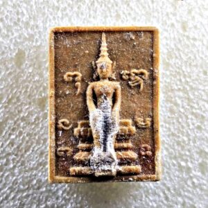 พระวิสุทธิเทพ พิมพ์หนา หลวงพ่อฤาษีลิงดำ วัดท่าซุง จ.อุทัยธานี เนื้อแก่น้ำมันตังอิ๊ว จำนวนสร้าง ๑๐,๐๖๐ องค์ (เข้าพิธีเป่ายันต์เกราะเพชร ครั้งที่ ๙) พระผงวิสุทธิเทพ ของหลวงพ่อฤาษีลิงดำนั้น จัดสร้างปี 2530 มีอยู่ด้วยกัน 2 แบบ ก็คือเป็นแบบพิมพ์บาง และพิมพ์หนา พิเศษซึ่งหายากเพราะสร้างน้อย……สร้างและ กดพิมพ์ในวัดกันเอง จึงรวมมวลสารและผงพุทธคุณต่างๆของหลวงพ่อมากที่สุด หลังจากพุทธาภิเษกเสร็จหลวงพ่อสั่งให้เก็บไว้ จึงมีไม่มากนักเนื่องจากสร้างน้อยส่วนใหญ่จะได้เฉพาะพระที่วัดและลูกศิษย์ส่วนผสมสำคัญ คือ ๑. เกศา + จีวร + ยานัตถุ์หลวงพ่อวัดท่าซุง ๒. ผงดินสอพองเสกไตรมาสหลวงพ่อวัดท่าซุง ๓. ดอกบัวพระองค์ที่ 10 ๔. ทรายแก้ว – ทรายทอง ๕. ปูนขาว ๖. น้ำมันตังอิ๊ว ถ้าเป็นแบบบาง หรือพิมพ์บางแบบพระนั้น…เป็น ของปู่เหม่ (พันเอกเลิศลักษณ์ ศรีสงคราม) ตั้งพิมพ์หนาเกือบ ๑ ซ.ม. เนื้อหนึกนุ่มมาก ไม่มีรอยแตกใด ๆ ทั้งสิ้น แช่น้ำไม่ละลาย ถ้าผิดไปจากนี้เป็นของที่ทำเพิ่มขึ้นภายหลัง ของที่ปู่เหม่ทำเนื้อหามวลสารคล้ายสมเด็จคำข้าว รุ่น ๑ แต่ตั้งพิมพ์บางกว่าเป็นครึ่ง แม่พิมพ์เป็นแบบมือกดทีละองค์ ปู่เหม่ทำของตนเสร็จก็ยกแม่พิมพ์ให้กับทางวัดท่าซุง พระอาจารย์เล็กจึงขออนุญาตหลวงพ่อ นำแม่พิมพ์มาสร้างพระวิสุทธิเทพรุ่นนี้ด้วย พระวิสุทธิเทพหลังยันต์เกราะเพชรนี้สร้าง ๑๐,๐๖๐ องค์ ถวายหลวงพ่อวัดท่าซุงไป ๑๐,๐๐๐ องค์ หลังเสร็จพิธีแล้วท่านบอกว่าเป็นพิธีที่สมบูรณ์ที่สุด พระท่านสงเคราะห์ให้ทุกด้าน ….. ด้านหน้าพระวิสุทธิเทพ—-เป็นรูปพระวิสุทธิเทพปางพระนิพพาน อักษร บนซ้ายเขียนว่า “พุท” ด้านขวาเขียนว่า “โธ” อักษรที่เหลือเป็นคำว่า “นะ มะ พะ ธะ” เป็นหัวใจของธาตุสี่ หรืออีกนัยนึงก็คือคำย่อของคำว่า “นมัสการพระพุทธเจ้า” ด้านหลังพระวิสุทธิเทพ—-เป็นรูปยันต์เกราะเพชร โดยพระวิสุทธิเทพ พิมพ์บางนั้นจะเป็นพระเนื้อผงสีขาวธรรมดา ทั้งแบบปิดทองและไม่ปิดทอง ส่วนพระวิสุทธิเทพ พิมพ์หนานั้นจะเป็นเนื้อผงแก่น้ำมันชาตรี และโดยเฉพาะอย่างยิ่งพิมพ์หนานี้จะมีการผสมเกศาของหลวงพ่อมากกว่าพิมพ์บาง ทำให้พบเห็นเกศาได้ง่ายกว่าพิมพ์บาง และเท่าที่ทราบนอกจากเกศาแล้วยังมีเศษของผ้ายันต์มหาพิชัยสงครามของหลวงพ่อผสมด้วย ส่วนสีของน้ำมันชาตรีนั้น เวลาที่ผสมกับองค์พระไปแล้วก็จะมีสีต่างๆ เช่นสีเขียวหยก , สีส้มอ่อนออกเหลือง , สีส้มเข้มออกน้ำตาลไหม้เป็นต้น สำหรับพระวิสุทธิเทพ องค์นี้เป็นพิมพ์หนา พุทธคุณ นั้น เด่นทางด้านป้องกันอันตราย และโชคลาภเป็นหลัก ส่วนที่เหลือแล้วแต่ลูกศิษย์จะอาราธนาขอบารมีพระท่านสงเคราะห์ตามใจปรารถนา หลวงพ่อพระราชพรหมยาน “หลวงพ่อพระราชพรหมยาน” หรือ “หลวงพ่อฤๅษีลิงดำ” วัดจันทาราม (ท่าซุง) อำเภอเมือง จังหวัดอุทัยธานี เป็นพระอริยสงฆ์ที่มีชื่อเสียงเลื่องลือด้านการบำเพ็ญวิปัสสนากรรมฐาน ตามปูมประวัติหลังมรภาพสังขารของท่านมิได้เน่าเปื่อยและได้มีการเก็บรักษาไว้ที่วัดท่าซุงจนถึงปัจจุบันนี้ ได้มีการกล่าว กันว่า คนที่ต้องการเป็นศิษย์ของ “หลวงพ่อฤๅษีลิงดำ” ไม่ต้องขออนุญาตแม้ว่าไม่เคยเห็นหน้าค่าตากันเลยสักครั้งก็รับเป็นศิษย์ได้ เพียงแต่ขอให้ได้มีการปฏิบัติตน หลวงพ่อฤๅษีลิงดำ ได้ศึกษาพระกรรมฐานจากครูอาจารย์หลายท่าน อาทิ หลวงพ่อปาน โสนันโท วัดบางนมโค, หลวงพ่อจง พุทธสโร วัดหน้าต่างนอก, พระอาจารย์เล็ก เกสโร วัดบางนมโค, พระครูรัตนภิรมย์ วัดบ้านแพน, พระครูอุดมสมาจารย์ วัดน้ำเต้า, หลวงพ่อสุ่น วัดบางปลาหมอ, หลวงพ่อเนียม วัดน้อย, หลวงพ่อโหน่ง อินฺทสุวณฺโณ วัดอัมพวัน (วัดคลองมะดัน) และหลวงพ่อเรื่อง วัดใหม่พิณสุวรรณ พ.ศ.2481 เข้ามาจำพรรษาวัดช่างเหล็ก อ.ตลิ่งชัน จ.ธนบุรี เพื่อเรียนภาษาบาลี สอบได้เปรียญธรรม 3 ประโยค ได้ย้ายมาอยู่วัดอนงคาราม หลังจากนั้นได้เป็นรองเจ้าคณะ 4 วัดประยุรวงศาวาสวรวิหาร เป็นเจ้าอาวาสวัดบางนมโค และย้ายไปอีกหลายวัดจน…พ.ศ.2511 จึงมาอยู่วัดท่าซุง บูรณะซ่อม สร้างและขยายวัดท่าซุง จากเดิมพื้นที่ 6 ไร่เศษ จนกระทั่งมีบริเวณพื้นที่ประมาณ 289 ไร่ พ.ศ.2527 ได้รับพระราชทานสมณศักดิ์เป็นพระราชาคณะชั้นสามัญที่ “พระสุธรรมยานเถร” พ.ศ.2532 ได้รับพระราชทานเลื่อนสมณศักดิ์เป็นพระราชาคณะชั้นราช ที่ “พระราชพรหมยาน ไพศาลภาวนานุสิฐ มหาคณิสสร บวรสังฆาราม คามวาสี” **************************************** วิธีอาราธนา พระหางหมาก-พระคำข้าว ( พระหางหมาก หลวงพ่อฤาษีลิงดำ ) คำอาราธนา ให้ระลึกถึงพระพุทธเจ้าทุก ๆ พระองค์ พระปัจเจกพุทธเจ้าทุก ๆ พระองค์ พระธรรม และพระอริยสงฆ์ทั้งหมด รวมทั้งเทวดาและพรหม ครูบาอาจารย์ทั้งหมด มีหลวงพ่อปาน วัดบางนมโค อ.เสนา จ.อยุธยา เป็นที่สุด แล้วตั้งนะโม ๓ จบ ปฏิบัติตามปกติว่าอิติปิโส ๑ จบ หลังจากนั้นให้อธิษฐานเอาตามประสงค์ เมื่ออธิษฐานแล้ว ปลุกด้วย คาถาปลุกพระของหลวงพ่อปานว่า “ อิทธิฤทธิ พุทธะนิมิตตัง ขอเดชะ เดชัง ขอเดชเดชะ จงมาเป็นที่พึ่งแก่มะอะอุนี้เถิด ” ******************************************** เพื่อความคล่องตัวในด้านการเงิน ใช้ท่องกับคาถาเงินล้านครับ การเงินจะคล่องตัว คาถาเงินล้าน (ตั้ง นะโม ๓ จบ ) สัมปจิตฉามิ นาสังสิโม พรหมา จะ มหาเทวา สัพเพยักขา ปะรายันติ (คาถาปัดอุปสรรค) พรหมา จะ มหาเทวา อภิลาภา ภะวันตุ เม (คาถาเงินแสน ) มหาปุญโญ มหาลาโภ ภะวันตุ เม (คาถาลาภไม่ขาดสาย) มิเตภาหุหะติ (คาถาเงินล้าน) พุทธะมะอะอุ นะโมพุทธายะ วิระทะโย วิระโคนายัง วิระหิงสา วิระทาสี วิระทาสา วิระอิทถิโย พุทธัสสะ มานีมามะ พุทธัสสะ สวาโหม (คาถาพระปัจเจกพุทธเจ้า) สัมปะติจฉามิ (คาถาเร่งลาภให้ได้เร็วขึ้น) เพ็ง ๆ พา ๆ หา ๆ ฤา ๆ ( บูชา ๙ จบ ตัวคาถาต้องว่าทั้งหมด )