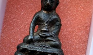 เปิดตำนาน "พระกริ่งสมเด็จย่า 90 พรรษา" (พระกริ่ง สว. 33) เนื้อนวโลหะเต็มสูตร: ฤกษ์มหาเศรษฐี มวลสารทองคำมหาศาล ในวงการพระเครื่อง หากจะกล่าวถึงพระกริ่งที่มีความครบเครื่องทั้ง "ศาสตร์" (พิธีกรรมตามตำรา) และ "ศิลป์" (ความงดงามสมพระเกียรติ) พระกริ่งสมเด็จย่า 90 พรรษา ปี 2533 หรือที่เรียกกันติดปากว่า พระกริ่ง สว. 33 คือหนึ่งในสุดยอดวัตถุมงคลที่ถูกจัดให้เป็น "เอก" แห่งยุค โดยเฉพาะผู้ที่แสวงหาพุทธคุณด้าน การเงินและอำนาจวาสนา ที่เทียบชั้นได้กับพระกริ่งพระพนรัตน์อันโด่งดัง ทำไมต้องพระกริ่งสมเด็จย่า 90 พรรษา? ฤกษ์ดีที่หาได้ยากยิ่ง ความลับที่ทำให้พระกริ่งรุ่นนี้มีมูลค่าและเป็นที่ต้องการอย่างมาก คือ "ฤกษ์การเงินและอำนาจวาสนาสูงส่ง" เฉกเช่นเดียวกับพระกริ่งพระพนรัตน์ที่เทในฤกษ์การเงินที่ดีที่สุด ส่งผลให้ผู้สวมใส่ก้าวสู่จุดสูงสุดของสายงานและมีความคล่องตัวทางการเงินอย่างอัศจรรย์ พระกริ่ง สว. 33 รุ่นนี้ ได้รับการสืบทอดวิชาสาย วัดสุทัศน์ โดยแท้จริง ผ่าน 2 ปรมาจารย์ผู้รอบรู้: อ.นิรันดร์ แดงวิจิตร (หนู): ศิษย์เอกผู้รับใช้ใกล้ชิดสมเด็จพระสังฆราช (แพ) อดีตพระแอ๊ด: ศิษย์ อ.เทพย์ สาริกบุตร ผู้สืบทอดวิชายันต์ 108 และ นะ 14 3 ขั้นตอนพิธีกรรมประวัติศาสตร์: ความสมบูรณ์แบบตามตำราโบราณ การจัดสร้างครั้งนี้ไม่ได้เป็นเพียงการหล่อพระทั่วไป แต่คือการรวมตัวกันของ "ที่สุด" ใน 3 ขั้นตอน: ขั้นตอนที่ 1: การลงทองตามตำราบังคับ ลงเลขยันต์ 108 ดวง และนะอักขระวิเศษ 14 นะ บวงสรวงบูชาครูแบบสมบูรณ์ที่สุด ขั้นตอนที่ 2: พิธีเททอง ณ วัดสุทัศนเทพวราราม สมเด็จพระญาณสังวร สมเด็จพระสังฆราชฯ ทรงเป็นองค์ประธานเททอง ใช้ ทองคำแท้รวมถึง 287 กิโลกรัม ในการผสมสูตรนวโลหะ ขั้นตอนที่ 3: พิธีพุทธาภิเษก ณ วัดพระแก้ว ในหลวงรัชกาลที่ 9 เสด็จพระราชดำเนินทรงเป็นองค์ประธาน ณ พระอุโบสถวัดพระศรีรัตนศาสดาราม เมื่อวันที่ 20 ตุลาคม 2533 มวลสารศักดิ์สิทธิ์ "นวโลหะเต็มสูตร" พระกริ่งรุ่นนี้ขึ้นชื่อเรื่อง "นวโลหะเต็มสูตร" ที่ผสมชนวนสำคัญมากมาย อาทิ: ชนวนพระกริ่งปวเรศร์ ปี 28 และ พระพุทธรูป ภปร. ปี 08 นวโลหะเดิมของสมเด็จสังฆราช (แพ) และหลวงพ่อวงษ์ วัดปริวาส ทองคำบางสะพาน โลหะธาตุศักดิ์สิทธิ์แต่โบราณ 📢 พลศรีทอง พระเครื่อง: รับเช่า-รับซื้อ พระกริ่งสมเด็จย่า 90 พรรษา หากคุณมี พระกริ่งสมเด็จย่า ปี 2533 (พระกริ่ง สว.) ไม่ว่าจะเป็นเนื้อทองคำ หรือเนื้อนวโลหะเต็มสูตร และกำลังมองหาที่ปล่อยพระให้ได้ราคาดี มีมาตรฐาน พลศรีทอง พระเครื่อง โดย บู เชียงราย ยินดีให้บริการครับ ✅ รับซื้อพระกริ่งสมเด็จย่า 90 พรรษา ให้ราคาสูงตามสภาพพระ ✅ รับเช่าพระกริ่ง สว. 33 ทุกเนื้อ (ทองคำ / นวโลหะ) ✅ บริการรับเช่าพระถึงที่ ให้ราคาเป็นธรรม จ่ายเงินสดทันที ✅ ยินดีให้คำปรึกษาสำหรับท่านที่มีพระรุ่นนี้และต้องการประเมินราคา "เพราะเราคือสายตรงที่รู้จริงในคุณค่าของพระกริ่งพิธีใหญ่ มวลสารดี ฤกษ์มงคล" ช่องทางการติดต่อบูชา หรือ ส่งรูปพระเพื่อประเมินราคา: Line ID: [ใส่ไอดีไลน์ของคุณ] โทร: [ใส่เบอร์โทรศัพท์ของคุณ] Facebook: [ใส่ชื่อเพจหรือโปรไฟล์ของคุณ] สถานที่: บู เชียงราย (พลศรีทอง พระเครื่อง) จะเช่าไปบูชาเพื่อเสริมดวงการเงิน หรือจะส่งมาปล่อยเช่า ติดต่อเราได้ทันทีครับ!