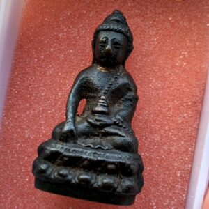 เปิดตำนาน "พระกริ่งสมเด็จย่า 90 พรรษา" (พระกริ่ง สว. 33) เนื้อนวโลหะเต็มสูตร: ฤกษ์มหาเศรษฐี มวลสารทองคำมหาศาล ในวงการพระเครื่อง หากจะกล่าวถึงพระกริ่งที่มีความครบเครื่องทั้ง "ศาสตร์" (พิธีกรรมตามตำรา) และ "ศิลป์" (ความงดงามสมพระเกียรติ) พระกริ่งสมเด็จย่า 90 พรรษา ปี 2533 หรือที่เรียกกันติดปากว่า พระกริ่ง สว. 33 คือหนึ่งในสุดยอดวัตถุมงคลที่ถูกจัดให้เป็น "เอก" แห่งยุค โดยเฉพาะผู้ที่แสวงหาพุทธคุณด้าน การเงินและอำนาจวาสนา ที่เทียบชั้นได้กับพระกริ่งพระพนรัตน์อันโด่งดัง ทำไมต้องพระกริ่งสมเด็จย่า 90 พรรษา? ฤกษ์ดีที่หาได้ยากยิ่ง ความลับที่ทำให้พระกริ่งรุ่นนี้มีมูลค่าและเป็นที่ต้องการอย่างมาก คือ "ฤกษ์การเงินและอำนาจวาสนาสูงส่ง" เฉกเช่นเดียวกับพระกริ่งพระพนรัตน์ที่เทในฤกษ์การเงินที่ดีที่สุด ส่งผลให้ผู้สวมใส่ก้าวสู่จุดสูงสุดของสายงานและมีความคล่องตัวทางการเงินอย่างอัศจรรย์ พระกริ่ง สว. 33 รุ่นนี้ ได้รับการสืบทอดวิชาสาย วัดสุทัศน์ โดยแท้จริง ผ่าน 2 ปรมาจารย์ผู้รอบรู้: อ.นิรันดร์ แดงวิจิตร (หนู): ศิษย์เอกผู้รับใช้ใกล้ชิดสมเด็จพระสังฆราช (แพ) อดีตพระแอ๊ด: ศิษย์ อ.เทพย์ สาริกบุตร ผู้สืบทอดวิชายันต์ 108 และ นะ 14 3 ขั้นตอนพิธีกรรมประวัติศาสตร์: ความสมบูรณ์แบบตามตำราโบราณ การจัดสร้างครั้งนี้ไม่ได้เป็นเพียงการหล่อพระทั่วไป แต่คือการรวมตัวกันของ "ที่สุด" ใน 3 ขั้นตอน: ขั้นตอนที่ 1: การลงทองตามตำราบังคับ ลงเลขยันต์ 108 ดวง และนะอักขระวิเศษ 14 นะ บวงสรวงบูชาครูแบบสมบูรณ์ที่สุด ขั้นตอนที่ 2: พิธีเททอง ณ วัดสุทัศนเทพวราราม สมเด็จพระญาณสังวร สมเด็จพระสังฆราชฯ ทรงเป็นองค์ประธานเททอง ใช้ ทองคำแท้รวมถึง 287 กิโลกรัม ในการผสมสูตรนวโลหะ ขั้นตอนที่ 3: พิธีพุทธาภิเษก ณ วัดพระแก้ว ในหลวงรัชกาลที่ 9 เสด็จพระราชดำเนินทรงเป็นองค์ประธาน ณ พระอุโบสถวัดพระศรีรัตนศาสดาราม เมื่อวันที่ 20 ตุลาคม 2533 มวลสารศักดิ์สิทธิ์ "นวโลหะเต็มสูตร" พระกริ่งรุ่นนี้ขึ้นชื่อเรื่อง "นวโลหะเต็มสูตร" ที่ผสมชนวนสำคัญมากมาย อาทิ: ชนวนพระกริ่งปวเรศร์ ปี 28 และ พระพุทธรูป ภปร. ปี 08 นวโลหะเดิมของสมเด็จสังฆราช (แพ) และหลวงพ่อวงษ์ วัดปริวาส ทองคำบางสะพาน โลหะธาตุศักดิ์สิทธิ์แต่โบราณ 📢 พลศรีทอง พระเครื่อง: รับเช่า-รับซื้อ พระกริ่งสมเด็จย่า 90 พรรษา หากคุณมี พระกริ่งสมเด็จย่า ปี 2533 (พระกริ่ง สว.) ไม่ว่าจะเป็นเนื้อทองคำ หรือเนื้อนวโลหะเต็มสูตร และกำลังมองหาที่ปล่อยพระให้ได้ราคาดี มีมาตรฐาน พลศรีทอง พระเครื่อง โดย บู เชียงราย ยินดีให้บริการครับ ✅ รับซื้อพระกริ่งสมเด็จย่า 90 พรรษา ให้ราคาสูงตามสภาพพระ ✅ รับเช่าพระกริ่ง สว. 33 ทุกเนื้อ (ทองคำ / นวโลหะ) ✅ บริการรับเช่าพระถึงที่ ให้ราคาเป็นธรรม จ่ายเงินสดทันที ✅ ยินดีให้คำปรึกษาสำหรับท่านที่มีพระรุ่นนี้และต้องการประเมินราคา "เพราะเราคือสายตรงที่รู้จริงในคุณค่าของพระกริ่งพิธีใหญ่ มวลสารดี ฤกษ์มงคล" ช่องทางการติดต่อบูชา หรือ ส่งรูปพระเพื่อประเมินราคา: Line ID: [ใส่ไอดีไลน์ของคุณ] โทร: [ใส่เบอร์โทรศัพท์ของคุณ] Facebook: [ใส่ชื่อเพจหรือโปรไฟล์ของคุณ] สถานที่: บู เชียงราย (พลศรีทอง พระเครื่อง) จะเช่าไปบูชาเพื่อเสริมดวงการเงิน หรือจะส่งมาปล่อยเช่า ติดต่อเราได้ทันทีครับ!