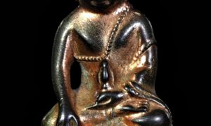 พระกริ่งสุตาธิการี หลวงพ่อทองอยู่ วัดหนองพะอง จ.สมุทรสาคร สร้างขึ้นในปี 2526 อาจารย์เทพย์ สาริกบุตร เป็นผู้วางฤกษ์ และการลงพระยันต์ อาจารย์นิรันด์ แดงวิจิตร(อาจารย์หนู) เป็นเจ้าพิธี ———————- พระกริ่งเป็งย๊ง ของหลวงปู่โต๊วัดประดู่ฉิมพลี และ พระกริ่ง ชินบัญชร ของหลวงปู่ทิม วัดละหารไร่ เป็นพระกริ่งที่ได้รับความนิยมสูงสุดของวงการ ด้วยเหตุที่พระอาจารย์ทั้ง 2 ท่านถือได้ว่าเป็นตัวจริงเสียงจริงที่ขลังจริงทำได้จริงประสพการณ์จริงกราบไหว้พึ่งพาได้อย่างสนิทใจมีผู้เคารพนับถือทั่วประเทศ. ทั้งคนเดินดินกินข้าวแกงตลอดจนบุคคลชั้นสูงของประเทศ แต่จะมีสักกี่คนที่จะได้มีโอกาสครอบครองด้วยราคาระดับหลักแสนและปํญหาเก๊แท้ จึงมีไม่ใช่เรื่องง่ายที่ใครๆก็จะมีได้แต่ยังมีของดีอาจารย์เก่งยุคเดียวกับ หลวงปู่โต๊ะ วัดประดู่ฉิมพลี และ หลวงปู่ทิม วัดละหารไร่ นั่นก็คือ ” พระกริ่งสุตาธิการี ของ หลวงพ่อทองอยู่ วัดใหม่หนองพะองค์ จ.สมุทรสาคร ” พระกริ่งรุ่นนี้ สร้างขึ้นในปี 2526 โดยมีอาจารย์เทพ สาริกบุตร เป็นผู้วางฤกษ์ และการลงพระยันต์ 108 และ นะ14 ตามตำราของวัดสุทัศน์อย่างเคร่งครัดทุกประการ. อาจารย์นิรันด์ แดงวิจิตร(อ.หนู)เป็นเจ้าพิธี ในการดำเนินการสร้างในครั้งนี้ หลวงพ่อทองอยู่ ท่านนี้เป็นพระเกจิที่ได้รับการยอมรับจากลูกศิษย์ของหลวงปู่โต๊ะเป็นอย่างสูงเนื่องมาจากไม่ว่าจะมีพิธีปลุกเสกที่ใดจะต้องมีชื่อพระอาจารย์ทั้งสองท่านนี้คู่กันเสมอ หลวงปู่โต๊ะยังให้นิมนต์หลวงพ่อทองอยู่มาในงานวันเกิดของท่านเป็นกรณีพิเศษเป็นประจำทุกปีมิได้ขาดจวบจนหลวงปู่โต๊ะท่านมรณะภาพแม้กระทั่งพระกริ่งพุทโธรุ่นสุดท้ายของหลวงปู่โต๊ะที่ท่านได้เทเอาไว้แต่ไม่ทันเศกท่านก็มรณะภาพไปเสียก่อน ทางวัดประดู่ฉิมพลีและบรรดาลูกศิษย์ต่างก็มีมตินิมนต์ให้หลวงพ่อทองอยู่ท่านนี้มาปลุกเศกพระกริ่งรุ่นนี้แทน ซึ่งเป็นไปตามที่หลวงปู่โต๊ะท่านได้สั่งเสียไว้ก่อนท่านจะมรณภาพว่าให้นิมนต์ หลวงพ่อทองอยู่ มาปลุกเสกพระกริ่งรุ่นนี้ให้แทนหากท่านมรณภาพไปก่อน สำหรับพระกริ่งที่จะถือได้ว่าสร้างได้ถูกต้องนั้นต้องประกอบไปด้วยฤกษ์ยามในการเททองเพื่อให้สำเร็จเป็นองค์พระ เรื่องนี้สำคัญอย่างที่สุดเปรียบได้กับการให้ฤกษ์คลอดบุตรของเราๆท่านๆ ถ้าฤกษ์เสียหรือว่าไม่เป็นมงคลนับว่าใช้ไม่ได้ แต่นี่เป็นฤกษ์ที่ให้กำเนิดพระกริ่งที่ถือว่าเป็นของสูงสร้างยากด้วยแล้วไม่ใช่โหรที่ใหนๆใครก็ให้ได้ต้องเป็นผู้มีความรู้ด้านนี้โดยเฉพาะเท่านั้นถึงจะกระทำได้การลงพระยันต์บังคับ ตามตำราของวัดสุทัศน์ ทั้งสองประการนี้ อาจารย์เทพ สาริกบุตร เป็นผู้ให้ฤกษ์และการลงพระยันต์ สำหรับท่าน อาจารย์เทพย์ สาริกบุตร ท่านนี้นับว่าเป็นเอกและมีความเชี่ยวชาญเจนจบอย่างยิ่งในศาสตร์แขนง นี้ได้รับการยอมรับและยกย่องอย่างสูงโดยปราศจากข้อสงสัยซึ่งไม่อาจหาผู้ใดมาทัดเทียมได้ แม้กระทั่งพระกริ่งของท่าน อ.ไสว วัราชนัดดา ก็ยังต้องให้ท่านวางฤกษ์ให้ในหลายครั้งหลายโอกาสพิธีกรรม อาจารย์นิรันด์ แดงวิจิตร(อ.หนู) เป็นเจ้าพิธีในการสร้างครั้งนี้ ในสมัยสมเด็จพระสังฆราช(แพ)วัดสุทัศน์ ทรงสร้างพระกริ่งนั้น ท่านให้ความสำคัญกับพิธีกรรมอย่างยิ่งห้ามมิให้ขาดตกบกพร่อง ท่านอ.หนูก็ได้ร่วมถวายงานรับใช้ใกล้ชิดในการจัดพิธีกรรมตามบัญชาของสมเด็จฯมาโดยตลอดจมิได้ขาดจึงเป็นที่ยอมรับของลูกศิษย์ทุกๆท่านว่าท่าน อ.หนู เป็นผู้ที่รู้จริงปฏิบัติได้ถูกต้องจริงเป็นที่เชื่อถือได้เนื้อหาองค์พระ พระกริ่งสุตาธิการี รุ่นนี้มีชนวนมวลสารที่สำคัญๆจำนวนมากมาผสมเพื่อใช้เทเป็นเนื้อนวะโลหะและท่านอ.หนูได้ควบคุมการผสมแร่ธาตุต่างอย่างใกล้ชิดอีกด้วย ทั้งหมดที่กล่าวมานี้ จะเห็นได้ว่าพระกริ่งรุ่นนี้เป็นพระกริ่งที่สร้างได้อย่างถูกต้องตามตำราของวัดสุทัศน์ทุประการและโดยผู้รู้จริงเชี่ยวชาญจริงและพระอาจารย์ผู้ปลุกเศกเป็นของจริงเป็นที่ยอมรับ จะหาพระกริ่งรุ่นใหนในปัจจุบันนี้ที่สร้างได้แบบนี้เห็นทีจะยากแล้วครับ หลวงพ่อทองอยู่ วัดหนองพะอง เป็นหนึ่งพระเกจิอาจารย์ยุคหลังยี่สิบห้าพุทธศตวรรษ พร้อม ๆ กับหลวงพ่อสุด วัดกาหลง และ หลวงพ่อแก้ว วัดช่องลม ท่านเป็นสหธรรมมิกกับ หลวงปู่โต๊ะ วัดประดู่ฉิมพลี หลวงพ่อทองอยู่ วัดใหม่หนองพะอง เป็นศิษย์ของหลวงปู่ใจ วัดเสด็จ และเป็นศิษย์ผู้พี่ของหลวงพ่อหยอด วัดแก้วเจริญ ท่านเป็นหนึ่งพระเกจิอาจารย์ยุคหลังยี่สิบห้าพุทธศตวรรษ พร้อม ๆ กับหลวงพ่อสุด วัดกาหลง และ หลวงพ่อแก้ว วัดช่องลม และท่านเป็นสหธรรมมิกกับ หลวงปู่โต๊ะ วัดประดู่ฉิมพลี พระกริ่ง-รุ่นนี้สร้างเมื่อ พ.ศ.2526 โดยเอานามสมณศักดิ์ “พระครูสุตาธิการี” ของหลวงพ่อทองอยู่มาเรียก เพื่อให้การสร้างพระรุ่นนี้มีความสมบูรณ์และศักดิ์สิทธิ์ตามตำรา โดยคณะผู้ดำเนินการสร้างได้รวบรวมชนวนโลหะศักดิ์สิทธิ์หลายพิธีมาเป็นส่วนผสม ประกอบด้วย ชนวนพระชัยวัฒน์ หลวงปู่บุญ วัดกลางบางแก้ว ชนวนพระกริ่ง หลวงพ่อจาด วัดบางกระเบา ชนวนพระกริ่ง-พระชัยวัฒน์ หลวงพ่อแฉ่ง วัดบางพัง ชนวนพระกริ่ง-พระชัยวัฒน์ ไพรีพินาศ วัดบวรนิเวศวิหาร ชนวนรูปเหมือนหลวงพ่อจง วัดหน้าต่างนอก ชนวนพระกริ่ง 7 รอย วัดบวรนิเวศวิหาร ชนวนพระกริ่ง หลวงปู่แหวน วัดดอยแม่ปั๋ง ชนวนพระกริ่งนเรศวรเผด็จศึก จังหวัดพิษณุโลก ชนวนพระกริ่ง-ชัยวัฒน์ชินบัญชร หลวงปู่ทิม วัดละหารไร่ ห่วงเหรียญพระเกจิอาจารย์ทั้งเก่าและใหม่จำนวนมาก ฯลฯ หลวงพ่อทองอยู่ได้นั่งบริกรรมคาถาและมีพระสงฆ์สวดเจริญพระพุทธมนต์ตลอดเวลาจนเสร็จพิธี พระกริ่งรุ่นนี้มีการอุดกริ่งแบบ “ชักเม็ดกริ่งในตัว” ซึ่งเป็นการสร้างตามแบบฉบับของวัดสุทัศน์ครั้งสมัยสมเด็จพระสังฆราช (แพ) และเจ้าคุณศรี (สนธิ์) คือเม็ดกริ่งจะถูกบรรจุในองค์พระขณะเททองหล่อ รอยอุดกริ่งของพระรุ่นนี้จึงอยู่ที่ฐานด้านหลัง 2 รู ไม่ได้อยู่ใต้ฐานด้านล่าง แบบหล่อแล้วมาเจาะรูอุดเม็ดกริ่งภายหลัง สว่นเม็ดกริ่งก็เอาเนื้อโลหะที่กำลังหลอมเหลวอยู่มาสาดในน้ำทำให้ได้เม็ดโลหะเป็นเม็ดเล็ก ๆ มาเป็นเม็ดกริ่ง จากพิธีการสร้างที่ยึดแบบอย่างตามตำราและพิถีพิถันในการผสมเนื้อโลหะ จึงทำให้พระกริ่ง-รุ่นนี้เนื้อโลหะออกมาเป็น “นวโลหะกลับดำ” เหมือนพระกริ่ง-วัดสุทัศน์รุ่นเก่า ๆ พระกริ่ง-พระชัยวัฒน์ รุ่นนี้เมื่อเสร็จพิธีเททองและแต่งเป็นองค์พระเสร็จแล้ว หลวงพ่อทองอยู่ได้นิมนต์พระเกจิอาจารยอีกหลายท่านมาร่วมปลุกเสกด้วย เสร็จจากพิธีพุทธาภิเษกแล้วหลวงพ่อทองอยู่ได้ปลุกเสกเดี่ยวอีกหลายวันจึงนำออกแจกจ่าย จำนวนการสร้าง 999 องค์ พลศรีทอง พระเครื่อง โดย บู เชียงราย . https://ponsrithong.com/ web (main) พระเครื่อง : บู เชียงราย ร้านพลศรีทอง พระเครื่อง Web ( มุมพระ) : มุมพระ https://www.mumpra.com/shop.php?shopid=507 web (99wat) : 99วัด http://www.ponsrithong.99wat.com/ Facebook เพจพลศรีทอง พระเครื่อง บู เชียงราย : https://www.facebook.com/ponsrithong/ IG :https://www.instagram.com/bu_chiangrai.amulet/