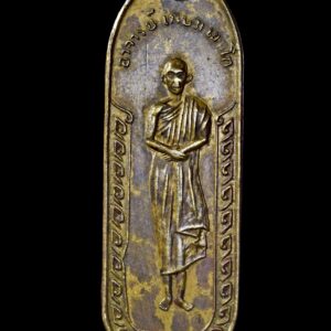 เหรียญนางเหลียว ปี 2514 หลวงพ่อเกษม เขมโก วัดนางเหลียว จ.ลำปาง (บล็อกรวงข้าว) รายละเอียดพระเครื่อง เหรียญนางเหลียว หลวงพ่อเกษม เขมโก จัดสร้างขึ้นในปี พ.ศ. 2514 โดยวัดนางเหลียว จังหวัดลำปาง มีวัตถุประสงค์เพื่อจัดหาทุนสร้างอุโบสถ และศาลเจ้าแม่สุชาดา ปีที่สร้าง: 2514 เนื้อ: ทองเหลือง (เนื้อเดียว) จำนวนสร้าง: ประมาณ 10,000 เหรียญ ลักษณะ: หูในตัว เจาะมาจากการปั๊ม ด้านหน้า: หลวงพ่อเกษมยืนเต็มองค์ ด้านหลัง: อักขระและข้อความที่ระลึกวัดนางเหลียว เหรียญรุ่นนี้ได้รับการอธิษฐานจิตโดยหลวงพ่อเกษม เขมโก แห่งสำนักสุสานไตรลักษณ์ ความสำคัญในวงการพระเครื่อง เหรียญนางเหลียว ถือเป็น “1 ใน 5 เบญจภาคี เหรียญหลวงพ่อเกษม” เป็นเหรียญหลักที่ได้รับการยอมรับสูง ทั้งในด้านพุทธคุณและความนิยมในตลาดพระเครื่อง โดยเฉพาะ บล็อกรวงข้าว จัดเป็นพิมพ์นิยมที่นักสะสมตามหา พุทธคุณและความเชื่อ เหรียญรุ่นนี้โดดเด่นด้าน เมตตามหานิยม ค้าขายดี มีเสน่ห์ แคล้วคลาดปลอดภัย มีความเชื่อว่าพุทธคุณสูงทาง “เสน่ห์และเมตตา” อย่างมาก ซึ่งเป็นเอกลักษณ์ของสายหลวงพ่อเกษม ตำนาน “นางเหลียว” ที่มาของชื่อ “นางเหลียว” มาจากตำนานนางสุชาดา หญิงผู้มีศรัทธาในพระพุทธศาสนา ก่อนถูกประหาร นางได้ตั้งสัจจะอธิษฐาน หากบริสุทธิ์ขอให้เลือดพุ่งขึ้นฟ้า ซึ่งก็เกิดขึ้นจริง จึงกลายเป็นตำนานศักดิ์สิทธิ์ของพื้นที่ และเป็นที่มาของวัดนางเหลียวในปัจจุบัน ต่อมาหลวงพ่อเกษมได้สร้างอนุสาวรีย์เพื่ออุทิศส่วนกุศล และจัดสร้างเหรียญรุ่นนี้ขึ้น จุดพิจารณาแท้ (เบื้องต้น) เหรียญนางเหลียวเป็นเหรียญที่มีของปลอมมาก ควรพิจารณาจุดสำคัญดังนี้ พื้นเหรียญเป็นลักษณะ “สายฝน” แบนราบ หูเหรียญต้องเรียบร้อย ไม่บวม ไม่ปลิ้น มีเส้นสเกลแนวนอน (เส้นขวาง) ประมาณ 6 เส้น มีจุดไข่ปลา บริเวณช่วงเท้า นิ้วมือหลวงพ่อ ต้องเห็นชัด เรียงถูกต้อง ลายกนกรอบเหรียญต้องคม ด้านหลังมีเส้นโค้งตามแนวหูเหรียญ ระยะเส้นด้านหลังต้องได้สัดส่วน จุดเด่นขององค์นี้ พิมพ์นิยม บล็อกรวงข้าว เนื้อทองเหลือง ผิวเดิมสวย รายละเอียดคมชัด เป็นเหรียญหลักสายหลวงพ่อเกษม ความนิยมและการสะสม เหรียญนางเหลียวเป็นหนึ่งในเหรียญที่มี ความต้องการสูงในตลาด ประสบการณ์ชัดเจน ราคามีแนวโน้มเติบโตต่อเนื่อง เหมาะสำหรับทั้งนักสะสมและผู้ศรัทธ