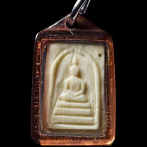 สมเด็จงาแกะ หลวงพ่อกวย ปี 2521 สมเด็จงาแกะ หลวงพ่อกวย วัดโฆสิตาราม จัดสร้างในปี พ.ศ. 2521 ถือเป็นอีกหนึ่งพระหายากของสายหลวงพ่อกวย ด้วยจำนวนการสร้างที่น้อย และขั้นตอนการทำแบบแกะมือโบราณทุกองค์ พระรุ่นนี้โดดเด่นด้วยงานแกะจาก “งาช้าง” เนื้อแน่น หนา ลายแกะลึกคมชัด โดยเฉพาะรายละเอียดปลายมีดที่เห็นร่องรอยชัดเจนตามแบบงานช่างยุคเก่า ทำให้เป็นเอกลักษณ์สำคัญของพระแท้ในรุ่นนี้ ลักษณะและเอกลักษณ์ แกะมือแบบโบราณทุกองค์ เนื้องาช้าง แกะลึก คมชัด มีมิติ พิมพ์ได้สัดส่วน อายุเนื้อถึงยุค พบทั้งแบบมีรอยจาร และไม่มีจาร ปัจจุบันพบเห็นน้อยมากในสภาพสวย โดยทั่วไป พระสมเด็จของหลวงพ่อกวยจะพบในเนื้อไม้พญางิ้วดำเป็นหลัก แต่ในปี 2521 ได้มีการสร้าง “เนื้องาแกะ” ซึ่งถือเป็นของพิเศษ และมีจำนวนจำกัดมาก พุทธคุณ พระสมเด็จงาแกะ หลวงพ่อกวย เป็นที่ยอมรับในด้านพุทธคุณรอบด้าน โดยเฉพาะ เมตตามหานิยม เสริมดวง เสริมบารมี แคล้วคลาดปลอดภัย คุ้มครองป้องกันภัย ด้วยพุทธคุณที่โดดเด่น และประสบการณ์จากผู้ใช้จริง ทำให้พระรุ่นนี้เป็นที่ต้องการของนักสะสมอย่างต่อเนื่อง สภาพองค์พระ องค์นี้สภาพสวยเดิม เนื้อหาจัดจ้าน ฟอร์มทรงได้มาตรฐาน ร่องรอยการแกะยังคมชัด เป็นพระแท้มาตรฐาน สามารถพิจารณาได้ในทุกสนาม สรุป สมเด็จงาแกะ หลวงพ่อกวย ปี 2521 เป็นพระหายากที่ครบทั้ง “ความสวย + มาตรฐาน + ประสบการณ์” เหมาะสำหรับทั้งนักสะสมและผู้ศรัทธาที่ต้องการพระดีติดตัว รับประกันพระแท้ตลอดชีพ