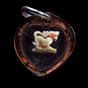 สิงห์สาริกางาแกะ หลวงพ่อกวย วัดโฆสิตาราม ปี 2521 เลี่ยมเดิม สิงห์สาริกางาแกะ หลวงพ่อกวย วัดโฆสิตาราม จัดสร้างในปี พ.ศ. 2521 ถือเป็นเครื่องรางหายากอีกหนึ่งประเภทของสายหลวงพ่อกวย ด้วยจำนวนการสร้างที่น้อย และเป็นงานแกะมือจากงาช้างแท้แบบโบราณ จุดเด่นของสิงห์หลวงพ่อกวย คือรูปแบบการแกะที่มีเอกลักษณ์เฉพาะตัว รายละเอียดคมชัด มีชีวิตชีวา ผสานกับพุทธาคมของหลวงพ่อที่ขึ้นชื่อด้านเมตตามหานิยมและคงกระพัน เอกลักษณ์ของสิงห์หลวงพ่อกวย แกะมือจากงาช้างแท้ รายละเอียดลึก คมชัด ตามแบบงานเก่า ฟอร์มสิงห์ได้สัดส่วน ดูขลัง มีพลัง เลี่ยมเดิมรักษาสภาพมาอย่างดี ปัจจุบันพบเจอได้น้อย โดยเฉพาะองค์สวยเดิม พุทธคุณ สิงห์สาริกาหลวงพ่อกวย เป็นเครื่องรางที่มีชื่อเสียงมาก โดยเชื่อกันว่าเด่นด้าน เมตตามหานิยม เจรจาค้าขายดี มหาเสน่ห์ เป็นที่รักใคร่ คุ้มครอง ป้องกันภัย เสริมอำนาจ บารมี และความน่าเกรงขาม ด้วยความเชื่อที่ว่า “หลวงพ่อกวยปลุกเสกสิงห์ได้อย่างเข้มขลัง” ทำให้เครื่องรางประเภทนี้ได้รับความนิยมสูงในหมู่นักสะสม จุดเด่นองค์นี้ องค์นี้เลี่ยมเดิม สภาพสวย สมบูรณ์ รายละเอียดการแกะยังคมชัด เหมาะทั้งสำหรับบูชาและสะสมในระยะยาว สรุป สิงห์สาริกางาแกะ หลวงพ่อกวย ปี 2521 เป็นเครื่องรางที่ครบเครื่องทั้งด้านความสวย ความหายาก และพุทธคุณ เหมาะสำหรับผู้ที่ชื่นชอบเครื่องรางสายหลวงพ่อกวยโดยเฉพาะ รับประกันพระแท้ตลอดชีพ  เว็บไซต์ https://ponsrithong.com  มุมพระ https://www.mumpra.com/shop.php?shopid=507  99วัด http://www.ponsrithong2.99wat.com  Facebook https://www.facebook.com/ponsrithong  Instagram https://www.instagram.com/bu_chiangrai.amulet/