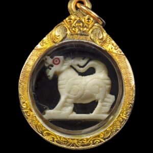 สิงห์งาแกะ หลวงพ่อมุ่ย วัดดอนไร่ ศิลป์คอม้า ขวัญเลข ๑ เลี่ยมทอง สิงห์งาแกะ หลวงพ่อมุ่ย วัดดอนไร่ จัดเป็นเครื่องรางยอดนิยมของสายสุพรรณบุรี โดยเฉพาะ “ศิลป์คอม้า ขวัญเลข ๑” ซึ่งถือเป็นพิมพ์นิยมที่นักสะสมตามหากันมาก ด้วยรูปทรงที่สวยสง่า มีเอกลักษณ์ และแสดงถึงฝีมือช่างแกะยุคเก่าอย่างชัดเจน องค์นี้มาพร้อมเลี่ยมทอง สภาพสวยสมบูรณ์ นับว่าเป็นของหายากที่นานๆ จะได้พบเจอ เอกลักษณ์ของสิงห์หลวงพ่อมุ่ย แกะจากงาช้างแท้ งานฝีมือโบราณ ศิลป์คอม้า พิมพ์นิยม ดูสง่า มีอำนาจ ขวัญเลข ๑ ชัดเจนตามตำราการพิจารณา ขนาดกะทัดรัด แต่รายละเอียดคมชัด เลี่ยมทองพร้อมใช้ สวยเดิม ประวัติหลวงพ่อมุ่ย หลวงพ่อมุ่ย วัดดอนไร่ เป็นพระเกจิอาจารย์ชื่อดังแห่งจังหวัดสุพรรณบุรี ผู้มีพุทธาคมเข้มขลัง และเป็นที่เคารพศรัทธาอย่างสูง ท่านได้ศึกษาและสืบทอดวิชาจากครูบาอาจารย์หลายท่าน อาทิ หลวงปู่ศุข วัดปากคลองมะขามเฒ่า หลวงพ่ออิ่ม วัดหัวเขา ด้วยความที่ท่านเป็นผู้ใฝ่ศึกษา ปฏิบัติดี ปฏิบัติชอบ และมีเมตตาสูง ทำให้วัตถุมงคลของท่านได้รับความนิยมและมีประสบการณ์อย่างกว้างขวาง พุทธคุณ สิงห์งาแกะของหลวงพ่อมุ่ย มีชื่อเสียงมากในด้านพุทธคุณครบเครื่อง โดยเฉพาะ เมตตามหานิยม ค้าขายดี มหาเสน่ห์ เป็นที่รักใคร่ อำนาจ บารมี น่าเกรงขาม แคล้วคลาด ปลอดภัย มีความเชื่อกันว่าสิงห์ของหลวงพ่อมุ่ยผ่านการปลุกเสกอย่างเข้มขลัง จนเปรียบเสมือนมีชีวิต มีพลังในตัวเอง ความหายากและการสะสม สิงห์งาแกะของหลวงพ่อมุ่ยมีจำนวนไม่มาก และในปัจจุบันยิ่งหายากขึ้นเรื่อยๆ โดยเฉพาะองค์ที่สวยเดิม ศิลป์ชัด และพิมพ์นิยม จึงเป็นทั้งเครื่องรางสำหรับบูชา และทรัพย์สินสะสมที่มีคุณค่าในระยะยาว คำอาราธนา ตั้งนะโม 3 จบ แล้วกล่าวว่า “พระพุทธะราธนานัง พระธัมมะราธนานัง พระสังฆะราธนานัง วิญญาณ นะสัมปันโน อิติปิโส นะโมพุทธายะ” เมื่อเข้าที่คับขัน ให้ภาวนา “ชะยา สะนา กาตา พุทธาฯ” สรุป สิงห์งาแกะ หลวงพ่อมุ่ย วัดดอนไร่ ศิลป์คอม้า ขวัญเลข ๑ เป็นเครื่องรางที่ครบทั้งความสวย พิมพ์นิยม พุทธคุณ และความหายาก เหมาะสำหรับทั้งผู้ศรัทธาและนักสะสมสายเครื่องรางตัวจริง รับประกันพระแท้ตลอดชีพ