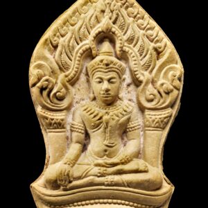 พระขุนแผนยอดขุนพล บ้านค่าย หลวงพ่อสาคร วัดหนองกรับ ปี 2552 เนื้อว่านดอกทอง ผสมผงพรายกุมาร โรยพลอย โค้ดเลข 12189 พระขุนแผนยอดขุนพล บ้านค่าย ปี 2552 หลวงพ่อสาคร วัดหนองกรับ จังหวัดระยอง เป็นวัตถุมงคลที่สร้างตามตำรับสายตรงของหลวงปู่ทิม วัดละหารไร่ ซึ่งเป็นสุดยอดเกจิแห่งภาคตะวันออก หลวงพ่อสาครในฐานะศิษย์เอก ได้สืบทอดวิชาการสร้างพระผงพรายกุมารโดยตรง พร้อมทั้งได้รับมวลสารสำคัญจากหลวงปู่ทิมมาผสมในการจัดสร้าง ทำให้พระรุ่นนี้เปี่ยมด้วยความเข้มขลังตามตำรับดั้งเดิม จุดเด่นขององค์พระ เนื้อว่านดอกทอง ผสมผงพรายกุมาร โรยพลอยเสกเม็ดใหญ่ชัดเจนทั้งองค์ ฝังตะกรุดทองแดงจารมือ 2 ดอก มีโค้ดและหมายเลขกำกับ (เลข 12189) สภาพสวยเดิม กล่องเดิมจากวัด คราบน้ำว่านชัด แสดงถึงความเป็นพระแท้และไม่ผ่านการใช้ ขนาดองค์พระ: ฐานกว้างประมาณ 2.4 ซม. สูงประมาณ 4.9 ซม. มวลสารสำคัญ พระรุ่นนี้ถือเป็น “สายพรายกุมารแท้” ที่รวมสุดยอดมวลสารไว้จำนวนมาก อาทิ ผงพรายกุมารหลวงปู่ทิม ผงพุทธคุณและผงเก่าหลวงปู่ทิม วัดละหารไร่ ผงพุทธคุณหลวงพ่อสาคร สีผึ้งเสก ผงว่าน 108 ผงใบลานเก่าพิธีใหญ่หลายเกจิ ผงเกจิอาจารย์สายต่างๆ รวมถึงว่านและมวลสารสายเมตตา มหาเสน่ห์ และมหาอำนาจอีกจำนวนมาก เช่น ว่านดอกทอง ว่านสบู่เลือด ว่านมหาเสน่ห์ ผงเกสร ดิน 7 ป่าช้า และชนวนศักดิ์สิทธิ์อีกหลายรายการ พุทธคุณ พระขุนแผนยอดขุนพล บ้านค่าย รุ่นนี้ มีพุทธคุณเด่นรอบด้าน โดยเฉพาะ เมตตามหานิยม เป็นที่รักใคร่ มหาเสน่ห์ เจรจาค้าขายดี เสริมบารมี อำนาจ วาสนา โชคลาภไม่ขาดสาย คุ้มครอง แคล้วคลาดปลอดภัย ถือเป็นพระขุนแผนสายพรายกุมารที่ “ครบเครื่อง” ทั้งด้านเมตตาและอำนาจ สายวิชาและความเข้มขลัง พระรุ่นนี้สืบทอดสายวิชาจาก “ขุนแผนพรายกุมาร หลวงปู่ทิม วัดละหารไร่” มาสู่หลวงพ่อสาครอย่างแท้จริง ด้วยการใช้ผงพรายกุมารเป็นมวลสารหลัก และผ่านพิธีปลุกเสกตามตำรับสายตรง ทำให้พระรุ่นนี้ได้รับการยอมรับอย่างสูง ทั้งในไทยและต่างประเทศ สรุป พระขุนแผนยอดขุนพล บ้านค่าย หลวงพ่อสาคร ปี 2552 เป็นวัตถุมงคลที่โดดเด่นทั้งด้านมวลสาร พิธีกรรม และพุทธคุณ เหมาะสำหรับผู้ที่ศรัทธาสายพรายกุมาร และนักสะสมที่มองหาพระขุนแผนคุณภาพสูง รับประกันพระแท้ตลอดชีพ