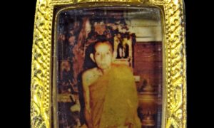 รูปถ่ายหลังโต๊ะหมู่ หลวงพ่อกวย ย้อนยุคปี 2539 วัดโฆสิตาราม (1 ใน 200 บาน) หายากมาก