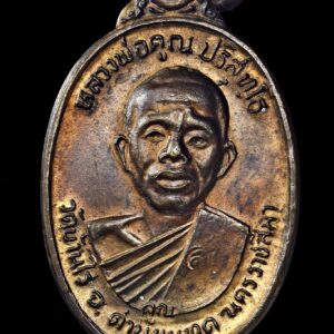 เหรียญรุ่นเพชรน้ำเอก ปี 2536 หลวงพ่อคูณ วัดบ้านไร่ บล็อก “น ชีด” หนึ่งในเหรียญมหานิยมของ หลวงพ่อคูณ ปริสุทโธ แห่ง วัดบ้านไร่ จัดว่าเป็น “1 ใน 9 รุ่นมหานิยม” ที่ลูกศิษย์สายตรงตามเก็บ เพราะครบทั้งประวัติการจัดสร้าง พิธีปลุกเสกเข้มขลัง และจำนวนหมุนเวียนในตลาดไม่มาก โดยเฉพาะ บล็อก “น ชีด” ที่นักสะสมให้ความสนใจเป็นพิเศษ 📜 ประวัติการจัดสร้าง เหรียญรุ่นเพชรน้ำเอก ปี 2536 จัดสร้างเพื่อศิษย์เอก นายไสว พราหมณี (อดีตอธิบดีกรมประชาสงเคราะห์) เพื่อหารายได้สร้างอาคารที่พักเด็กพิการ อาคารอเนกประสงค์ และจัดซื้อรถพยาบาลให้สถานสงเคราะห์เด็กพิการ 🔥 พิธีปลุกเสกสุดเข้มขลัง วันที่ 28 กันยายน 2536 หลวงพ่อคูณเมตตาปลุกเสกตั้งแต่เวลา 01.00 น. ถึง 07.00 น. ใช้เวลาต่อเนื่องยาวนานถึง 6 ชั่วโมงเต็ม นับเป็นหนึ่งในรุ่นที่ท่านปลุกเสกยาวนานที่สุด หลังเสร็จพิธี ท่านได้ฝากคำพูดถึงผู้จัดสร้างว่า “มึงเกิดอีก 7 ชั่วโคตร มึงก็ยังไม่ได้เห็นเหรียญแบบรุ่นเพชรน้ำเอกนี้” คำกล่าวนี้สะท้อนว่าท่านตั้งใจปลุกเสกอย่างเต็มกำลังจิต 🔎 จุดเด่น “บล็อก น ชีด” ตัวอักษร “น” มีลักษณะเฉพาะ (เกิดจากแม่พิมพ์มีเส้นเฉือน/ชีด) เป็นบล็อกที่นักสะสมแยกเก็บ พบเห็นน้อยกว่าบล็อกทั่วไป ราคาเดินสูงกว่าบล็อกธรรมดา ✨ พุทธคุณตามความเชื่อสายศิษย์ เมตตามหานิยม แคล้วคลาด คงกระพัน เสริมบารมี การงาน การเงิน หนุนดวงชีวิตไม่ตกต่ำ 💰 แนวโน้มราคาเช่าหา (ตลาดปัจจุบัน) ราคาขึ้นกับเนื้อโลหะ สภาพ ความคม และบล็อก 🔹 เนื้อทองแดง / ทองแดงรมดำ ประมาณ 4,000 – 8,000 บาท 🔹 บล็อก “น ชีด” สภาพสวย ประมาณ 8,000 – 15,000 บาท 🔹 สภาพประกวด / ผิวเดิมจัด ๆ 15,000 บาทขึ้นไป (หมายเหตุ: เนื้อเงินหรือกรรมการจะสูงกว่านี้มาก) ทำไมน่าเก็บ เป็น 1 ใน 9 รุ่นมหานิยม พิธีปลุกเสกยาวนานพิเศษ 6 ชั่วโมง มีเรื่องเล่าและคำกล่าวจากหลวงพ่อโดยตรง ตลาดสายหลวงพ่อคูณแข็งแรงตลอด สำหรับร้านพระ ✔ รับเช่าเหรียญเพชรน้ำเอก บล็อก น ชีด ให้ราคายุติธรรม ✔ รับดูแท้–เก๊ พร้อมประเมินราคา ✔ รับซื้อ–รับฝากขาย พระสายวัดบ้านไร่ทุกรุ่น