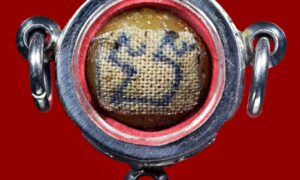 ลูกอมเทียนชัยพิธีพุทธาภิเษกปี2521 ติดไม้โลงบรรจุร่างหลวงพ่อ ผ้ายันต์อะปะจะคะ เกศาแท้ๆ ทรายเสกเก่าที่หลวงพ่อโรยไว้ มีอภินิหารสูงมาก มีพุทธคุณไม่ได้ต่างจากเหรียญหลังหนุมาน หลังยันต์หรือเหรียญแจกแม่ครัวเลยแต่อย่างใด ออกให้บูชาตอนนั้นลูกละ500บาท ได้รับความนิยมจนหมดในระยะเวลาไม่นาน ลูกอมเทียนชัย นำมาปั้นขึ้น เป็นลูกอม ติดผ้ายันต์ อะ ปะ จะ คะ และแผ่นเงินโค้ด “นะ” จัดสร้างโดย เวปวัดโฆสิตารามในปี 2558 เพื่อหาทุนทรัพย์ในการบูรณะวัด โดยการใช้มวลสารเก่าของหลวงพ่อกวยทั้งหมด นำติดรอบๆลูกอม พุทธคุณสุดยอดคับ -มีเทียนชัย จากพิธีปลุกเสกพระปี 2521 -ทรายเสกเก่า -เกศา ของหลวงพ่อกวย -ผ้ายันต์ อะ ปะ จะ คะ (ค่ายกล)