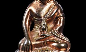 พระกริ่งจักรพรรดิ์ เนื้อนวโลหะ พระนามใหม่แปล วัดสุทัศน์ฯ ปี 2546 (กรรมการ) พระกริ่งพิธีใหญ่แห่งยุค สร้างตามแบบแผนสายวัดสุทัศน์ฯ โดดเด่นทั้งพุทธศิลป์และพุทธคุณ