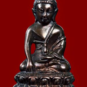 พระกริ่งฤกษ์นเรศวร อาจารย์เทพย์ สาริกบุตร พระกริ่งแห่ง “จตุรงคโชค” หนุนดวง เสริมบารมี พลิกชีวิต พระกริ่งฤกษ์นเรศวร เป็นหนึ่งในพระกริ่งสายวิชาเข้มขลังของ อาจารย์เทพย์ สาริกบุตร ที่จัดสร้างขึ้นโดยมีเจตนาถอดแบบและสืบสายพุทธาคมจาก “พระกริ่งใหญ่ ปี 2491” ของท่านเจ้าคุณศรีสนธิ์ นับเป็นพระกริ่งที่มีทั้งมวลสาร พิธีกรรม และความหมายเชิงโหราศาสตร์ครบถ้วน รายละเอียดการสร้าง รุ่น: พระกริ่งฤกษ์นเรศวร ผู้สร้าง: อาจารย์เทพย์ สาริกบุตร จำนวนสร้าง: 400 องค์ (สร้างน้อยมาก) ช่างหล่อ: นายช่างสมร รัชตธรรม ลักษณะ: แบ่งเป็น หน้าใหญ่ / หน้าเล็ก หมายเหตุ: พิมพ์หน้าเล็กส่วนใหญ่มีรอยจารของ อาจารย์ถนอม ศรหุนะ พิธีพุทธาภิเษก (พิธีใหญ่) หลวงปู่โต๊ะ วัดประดู่ฉิมพลี เป็นประธาน หลวงปู่ธูป วัดแค (นางเลิ้ง) หลวงพ่อทองอยู่ วัดใหม่หนองพะอง ครูบากองแก้ว และเกจิอาจารย์สายวิชาอีกหลายรูป หมายเหตุสำคัญ: ครูบากองแก้วได้เข้าร่วมพิธี เนื่องจากช่วงเวลานั้นท่านมาพำนักที่วัดมหาพฤฒาราม และมีการนำเหรียญรุ่นแรกของท่านเข้าร่วมปลุกเสกพร้อมพระกริ่งรุ่นนี้ ชนวนและมวลสาร แผ่นยันต์ทองแดง ลงยันต์ “ไตรสรณคม” เขียนโดย อ.ถนอม ศรหุนะ อัตราส่วนโลหะ: ทองแดง 10 กก. : เงิน 1 กก. มีเรื่องเล่าว่า ในพิธีหล่อ แผ่นยันต์ไม่ละลาย จน อาจารย์เทพย์กล่าวเชิงขำว่า “ไอ้ตุ๊กแกท่าทางจะขลังกว่ากูละ” สะท้อนถึงความเข้มขลังของชนวนมวลสารอย่างยิ่ง ลักษณะเนื้อพระ เนื้อออกโทนแดงสด (จากส่วนผสมโลหะ) บางองค์มีผิวคล้ำ จากการคลุกกำมะถัน พบรูพรุนบ้าง เนื่องจากการหล่อโบราณ ใต้ฐานมีรอยจาร “นะอัตรัง” โดย อ.อรรถพล ไพรินทราภา ที่มาของคำว่า “ฤกษ์นเรศวร” คำว่า “ฤกษ์นเรศวร” มาจาก ฤกษ์ยกทัพของสมเด็จพระนเรศวรมหาราช ซึ่งโหรหลวงคำนวณได้ว่าเป็น “จตุรงคโชค” อันเป็นฤกษ์ที่ดีที่สุด จตุรงคโชค ประกอบด้วย โชคดี วันเดือนปีดี บริวารดี เสบียงและกำลังพร้อม จึงถือเป็นฤกษ์แห่งชัยชนะโดยแท้ พุทธคุณเด่น พระกริ่งฤกษ์นเรศวร โดดเด่นในด้าน หนุนดวงชะตา พลิกชีวิต ชนะอุปสรรค ศัตรูแพ้ภัย เสริมบารมี อำนาจ วาสนา เมตตามหานิยม เจรจาสำเร็จ เรียกได้ว่าเป็นพระกริ่งสาย “ครบเครื่อง” ทั้งทางโลกและทางธรรม มุมมองนักสะสม พระกริ่งรุ่นนี้ถือเป็นอีกหนึ่งงานคุณภาพของอาจารย์เทพย์ ที่มีจุดเด่นครบ 3 ด้านสำคัญ จำนวนสร้างน้อย (400 องค์) พิธีใหญ่ เกจิระดับประเทศ มีเรื่องราวและตำนานรองรับชัดเจน โดยเฉพาะพิมพ์หน้าเล็กที่มีรอยจาร ยิ่งเป็นที่นิยมในกลุ่มนักสะสมสายลึก สรุป พระกริ่งฤกษ์นเรศวร ไม่ใช่เพียงพระกริ่งหายาก แต่คือ “พระกริ่งแห่งฤกษ์ชัย” ที่รวมทั้งศาสตร์พุทธาคมและโหราศาสตร์ไว้ในองค์เดียว เหมาะสำหรับ ผู้ต้องการหนุนดวงชีวิต นักธุรกิจ / ผู้บริหาร นักสะสมสายพระกริ่งระดับจริงจัง ของแท้ ประสบการณ์ชัด จำนวนจำกัด — ยิ่งเวลาผ่านไป ยิ่งหายาก