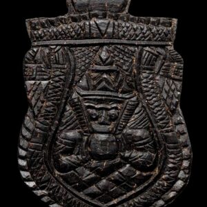 กะลาแกะราหูอมจันทร์ หลวงพ่อจืด นิมฺมโล วัดโพธิเศรษฐีวนาราม อ.เมือง จ.นครปฐม พิมพ์เสมาใหญ่ ยุคต้นจารเต็มสูตร พร้อมบัตรสมาคมพระเครื่อง