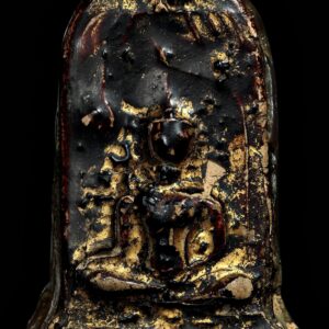 พระยอดขุนพล กรุศาลเจ้า เชียงใหม่ เนื้อชินเงิน ศิลปะล้านนา สมัยศตวรรษที่ 20–21 พระยอดขุนพลกรุศาลเจ้า จ.เชียงใหม่ พระกรุโบราณยอดนิยมของล้านนา โดดเด่นด้วยเนื้อชินเงิน และศิลปะช่างเชียงใหม่ที่งดงาม