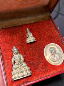 ชุดพระกริ่งและพระชัยวัฒน์ "วาสนา" เนื้อเงิน ทั้งสามองค์ พ.ศ. 2531 มีกล่องเดิม