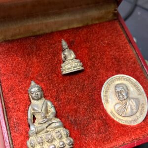 ชุดพระกริ่งและพระชัยวัฒน์ "วาสนา" เนื้อเงิน ทั้งสามองค์ พ.ศ. 2531 มีกล่องเดิม